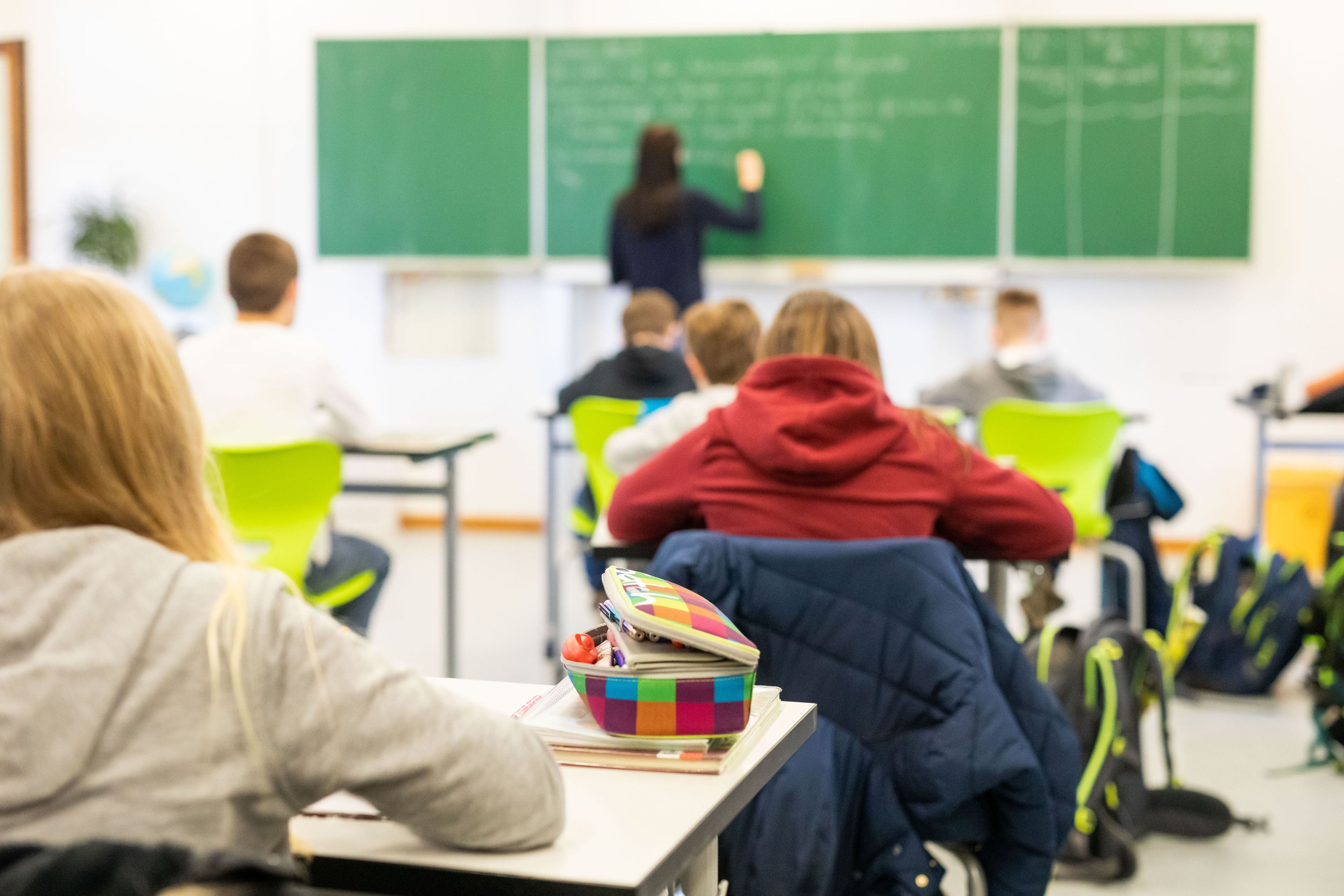 Die Pisa-Ergebnisse zeigen sinkende Leistungen, die auch mit der Smartphone- und Social-Media-Nutzung in Verbindung gebracht werden.