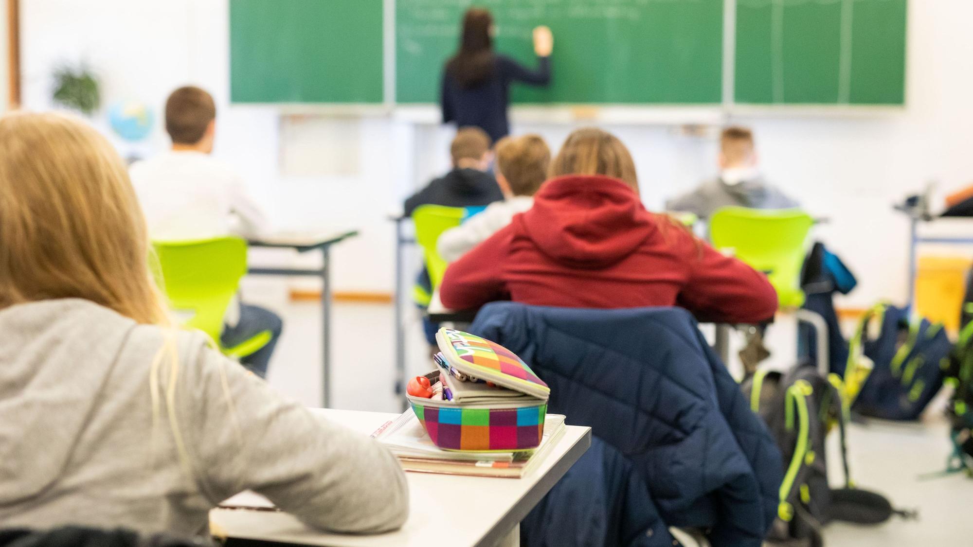 Die Pisa-Ergebnisse zeigen sinkende Leistungen, die auch mit der Smartphone- und Social-Media-Nutzung in Verbindung gebracht werden.