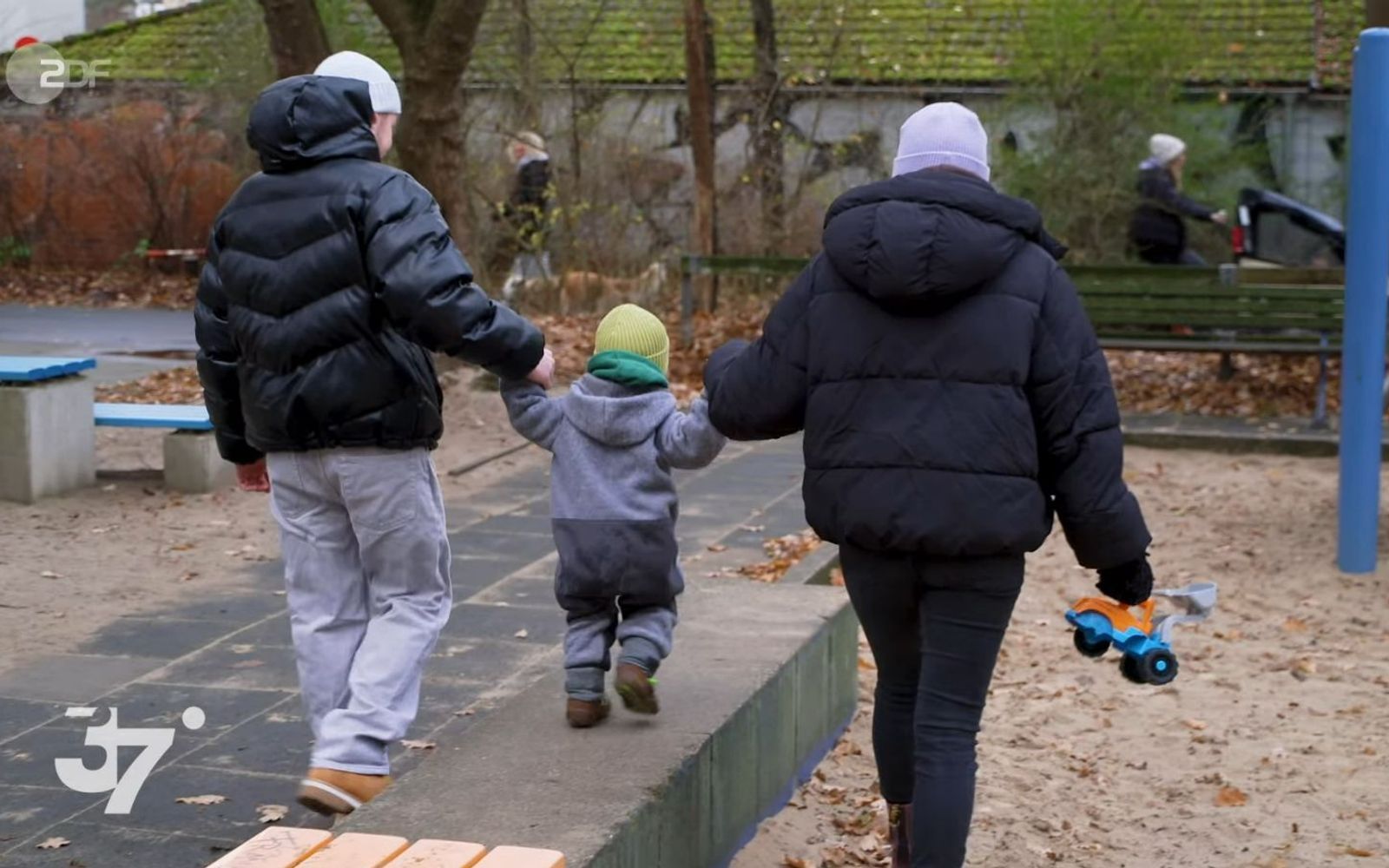 Als Jacky und Eugen ungeplant schwanger sind, steht eine Frage im Raum: Soll das Kind zur Welt kommen? (Bild: ZDF)