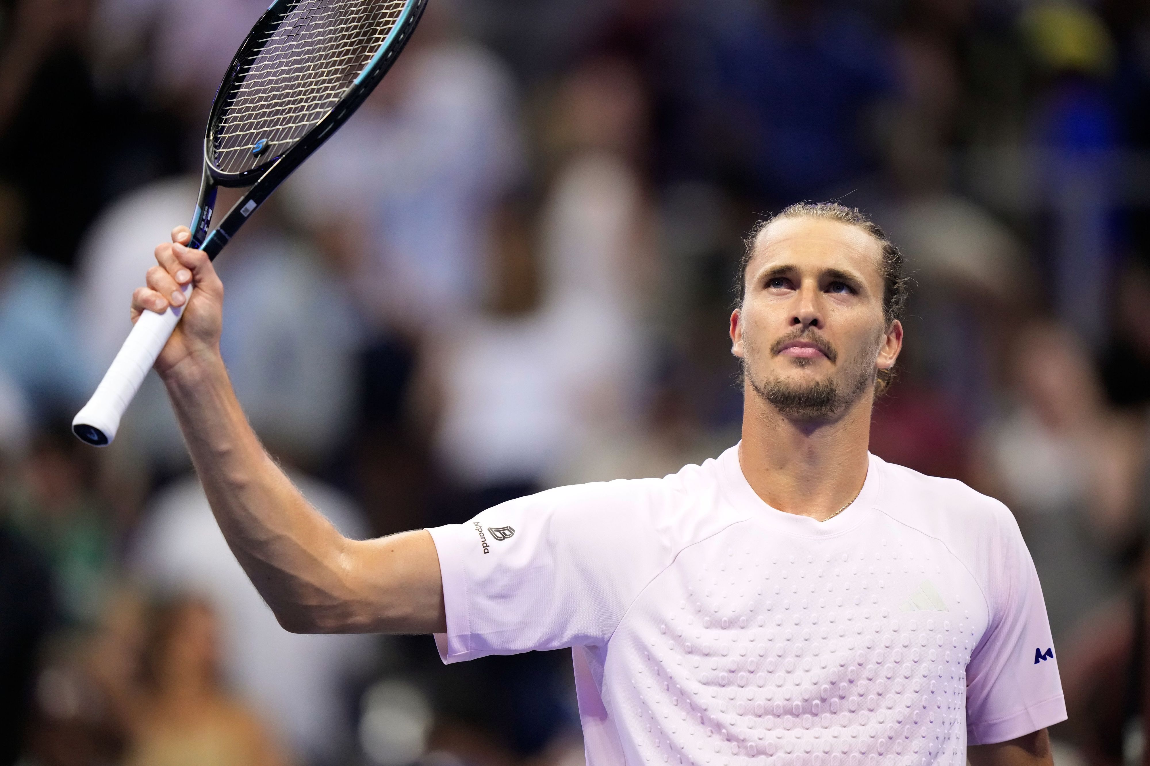 Alexander Zverev winkt den Fans zu.