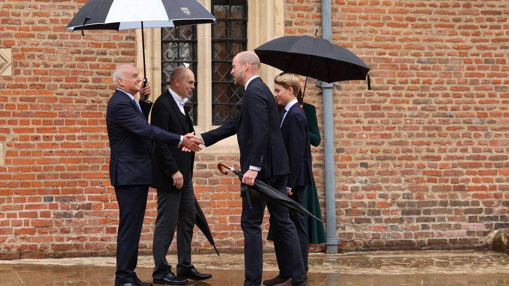 Schulleiter Simon Henderson (2. v. l.) und Provost Nicholas Coleridge (l.) begrüßen Prinz William (vorne r.), Prinzessin Kate (dahinter) und den 13-jährigen Prinz George an dessen erstem Schultag am Eton College.
