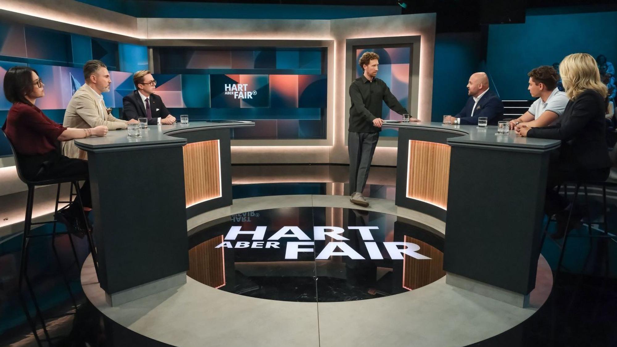 Bei „Hart aber fair“ wurde hitzig diskutiert - und viel durcheinander geredet. (Bild: WDR/Oliver Ziebe)