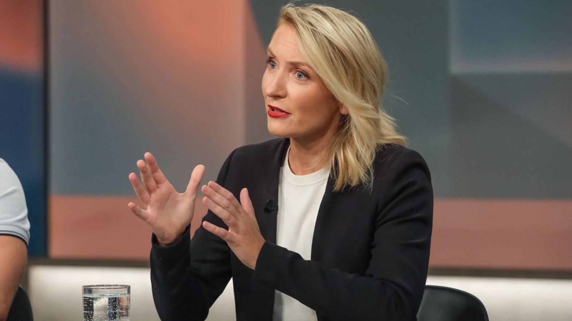 „Es gibt eine langfristige Strategie, um die AfD zu besiegen, und wir haben's gezeigt“, sagt Ines Schwerdtner, Parteivorsitzende Die Linke. (Bild: WDR/Oliver Ziebe)