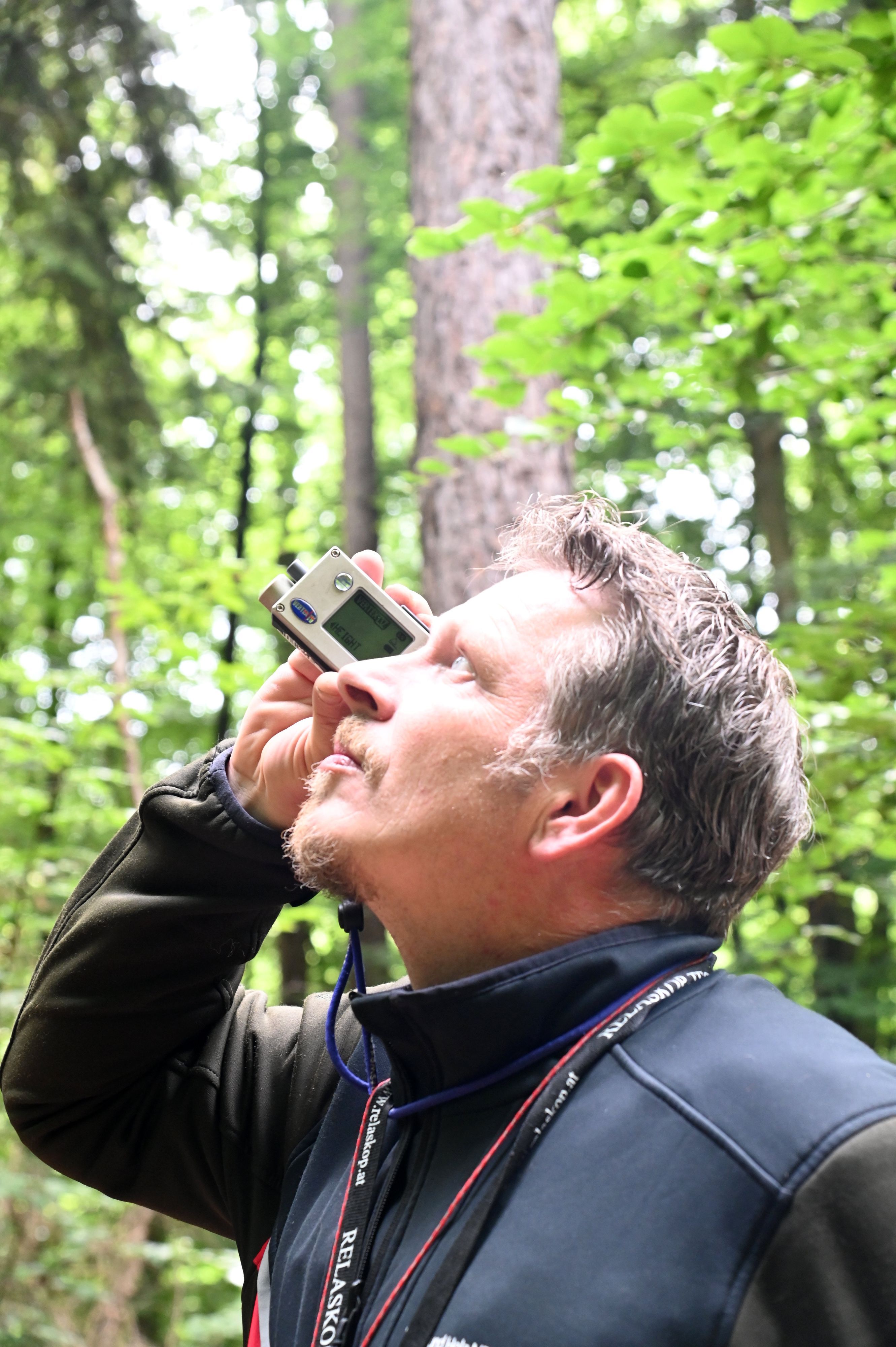 Kay Genau von „Wald und Holz NRW“ analysiert den Bestand im Königsforst mit jeder Menge technischer Unterstützung.