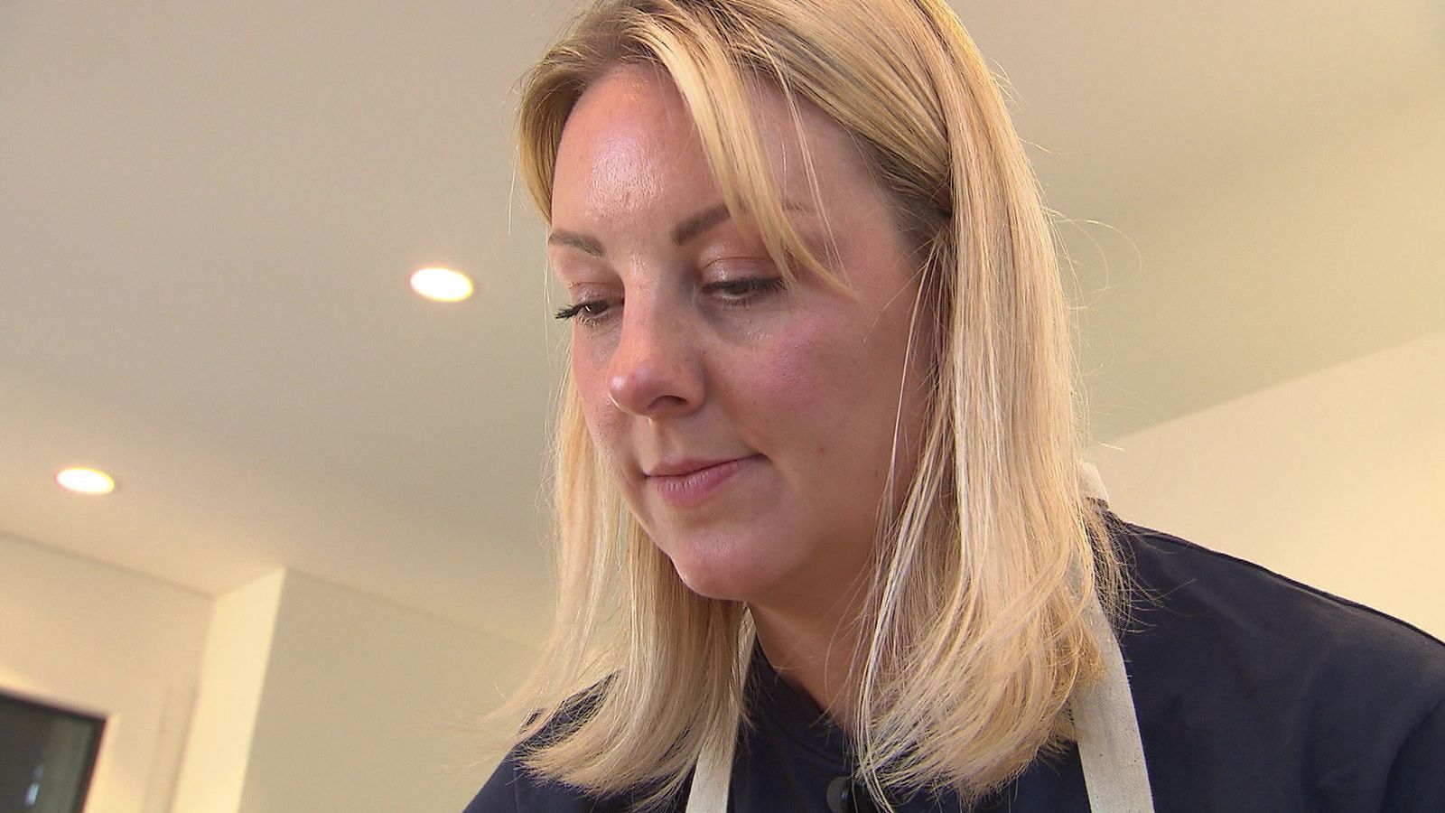 Konzentriert bereitet Michelle ihr Dinner zu - auch wenn nicht alles rund läuft.
 (Bild: RTL)