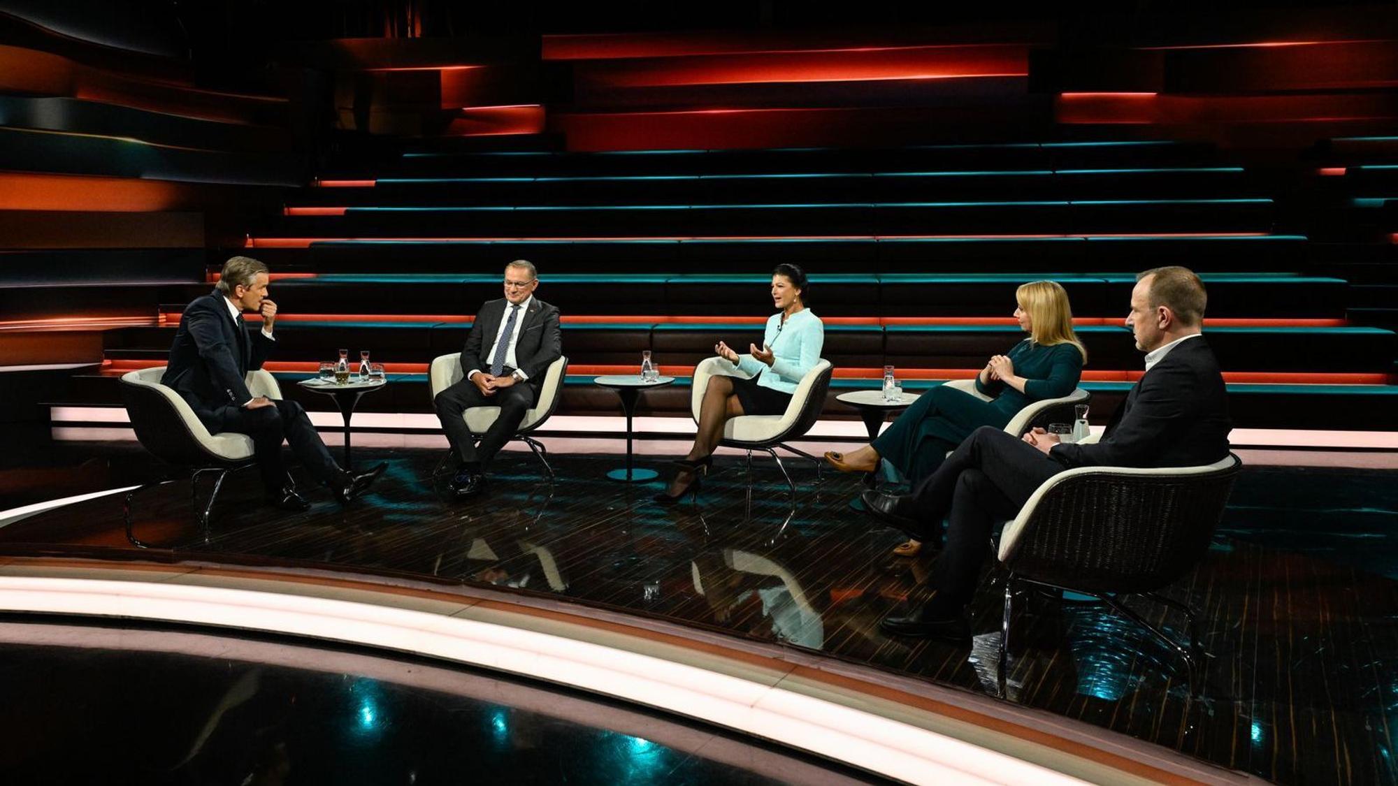 Im ZDF-Talk sprachen, von links: Tino Chrupalla, Sahra Wagenknecht, Melanie Amann und Peter Neumann. (Bild: ZDF / Markus Hertrich)
