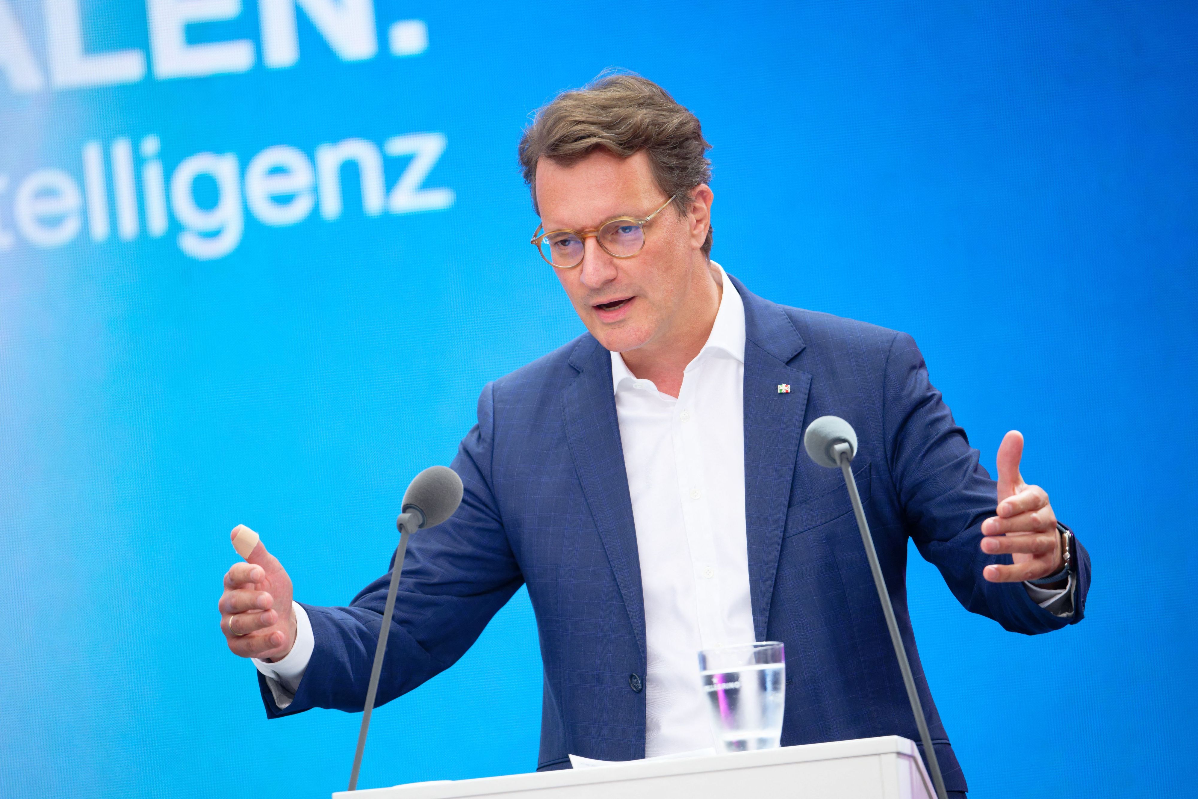 Hendrik Wüst war bei der  Digitalmesse Digital X in Köln.
