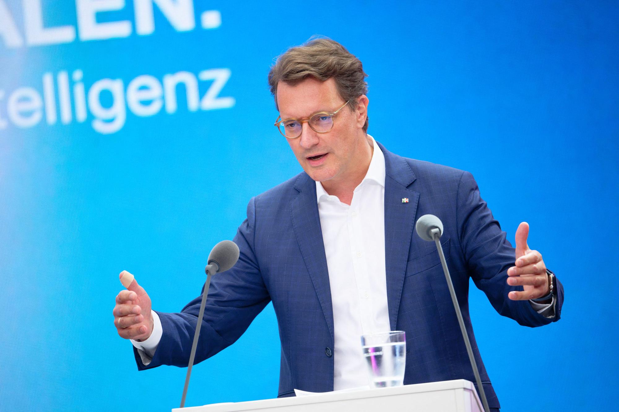 08.09.2026, Nordrhein-Westfalen, Köln: Der Ministerpräsident von Nordrhein-Westfalen, Hendrik Wüst spricht bei der Digitalmesse Digital X der Deutschen Telekom. Foto: Henning Kaiser/dpa +++ dpa-Bildfunk +++