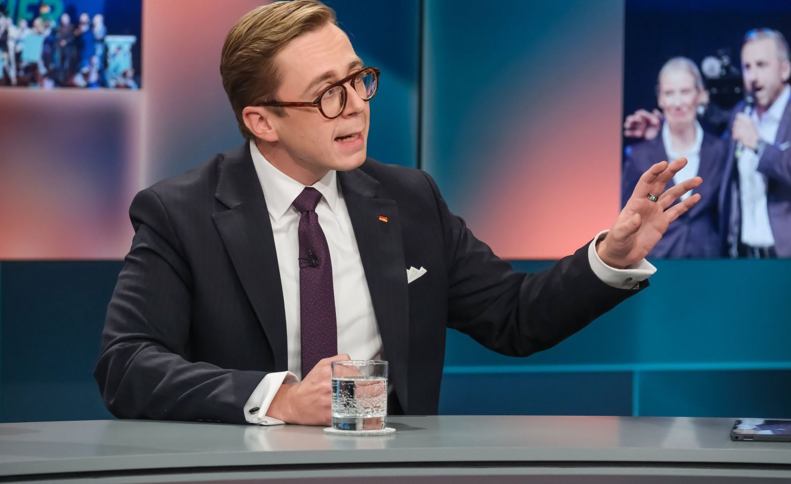 „Wenn Sie hier so große Töne spucken, dann können Sie doch mal zeigen, ob Sie was können. Da bin ich mal ganz gespannt. Ich kann nur sagen: Für das Land Sachsen-Anhalt wäre es eine Katastrophe, ins Chaos abzugleiten“, warnte Philipp Amthor, CDU.   (Bild: WDR/Oliver Ziebe)