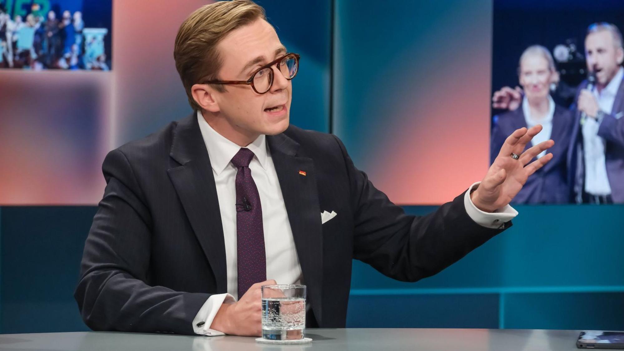 „Wenn Sie hier so große Töne spucken, dann können Sie doch mal zeigen, ob Sie was können. Da bin ich mal ganz gespannt. Ich kann nur sagen: Für das Land Sachsen-Anhalt wäre es eine Katastrophe, ins Chaos abzugleiten“, warnte Philipp Amthor, CDU. (Bild: WDR/Oliver Ziebe)