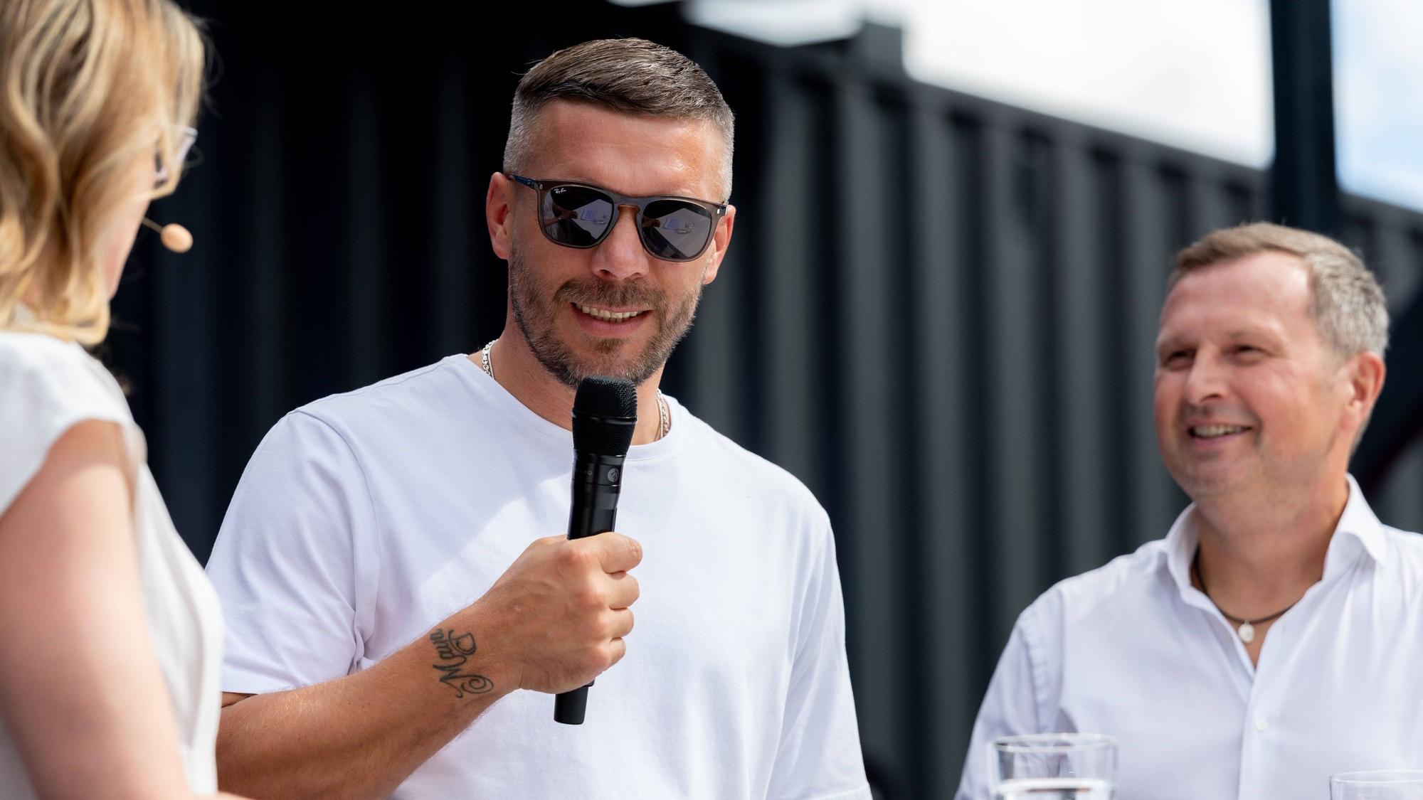 Lukas Podolski mit Prof. Dr. Alena Buyx und Klaus Werner bei der Digital X.