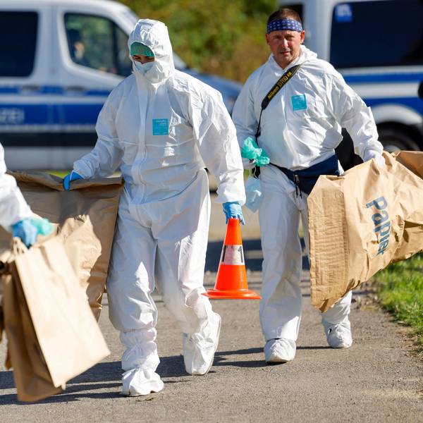 dpatopbilder - 08.09.2026, Nordrhein-Westfalen, Eschweiler: Beamte der Spurensicherung der Polizei bringen mögliche Beweismittel in ihr Fahrzeug. Die Polizei hatte zuvor eine Festnahme im Zusammenhang mit Sabotage-Aktionen auf Stromanlagen durchgeführt. Foto: Thomas Banneyer/dpa +++ dpa-Bildfunk +++