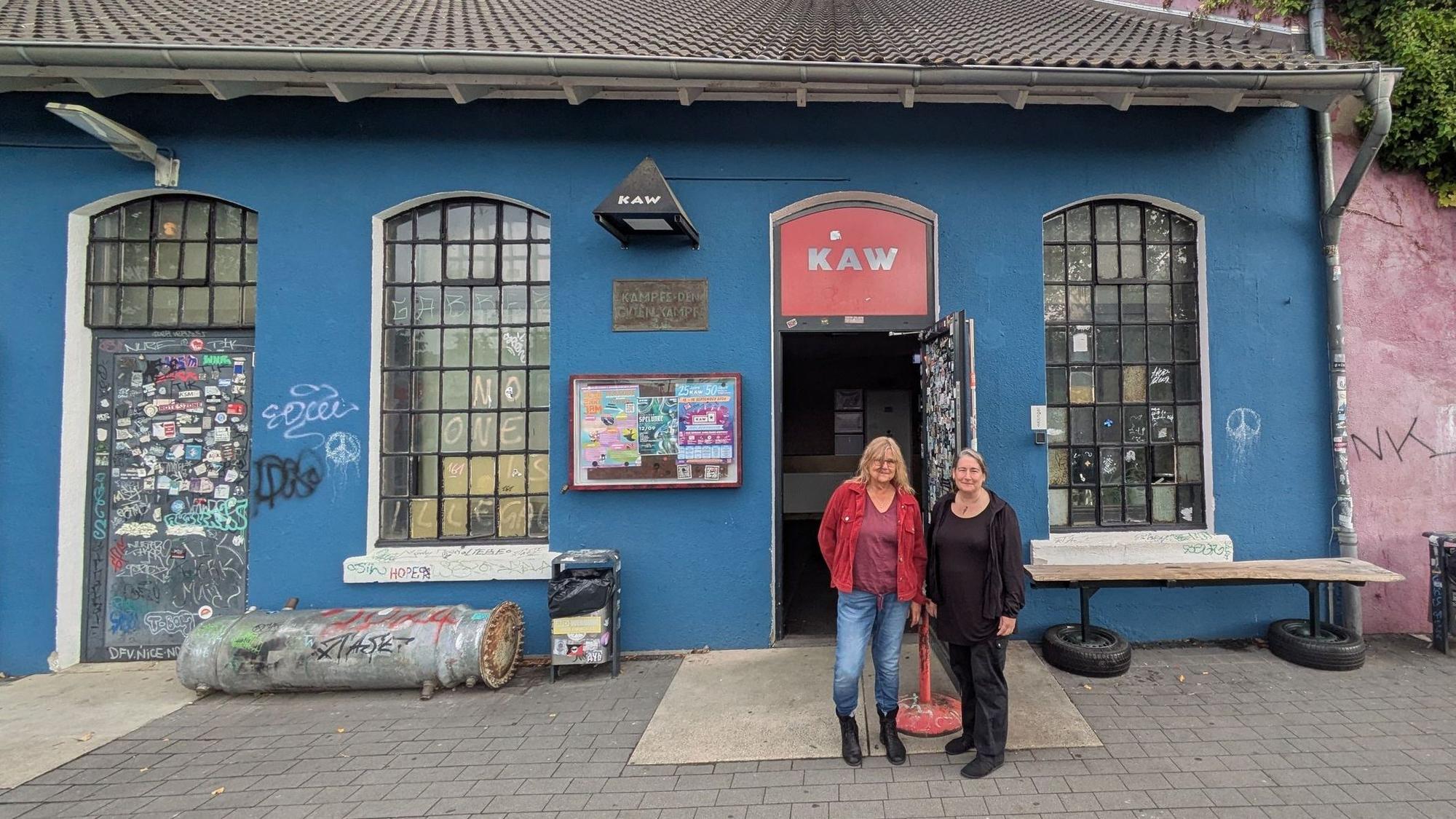 Zwei Frauen stehen vor dem KAW in Opladen.