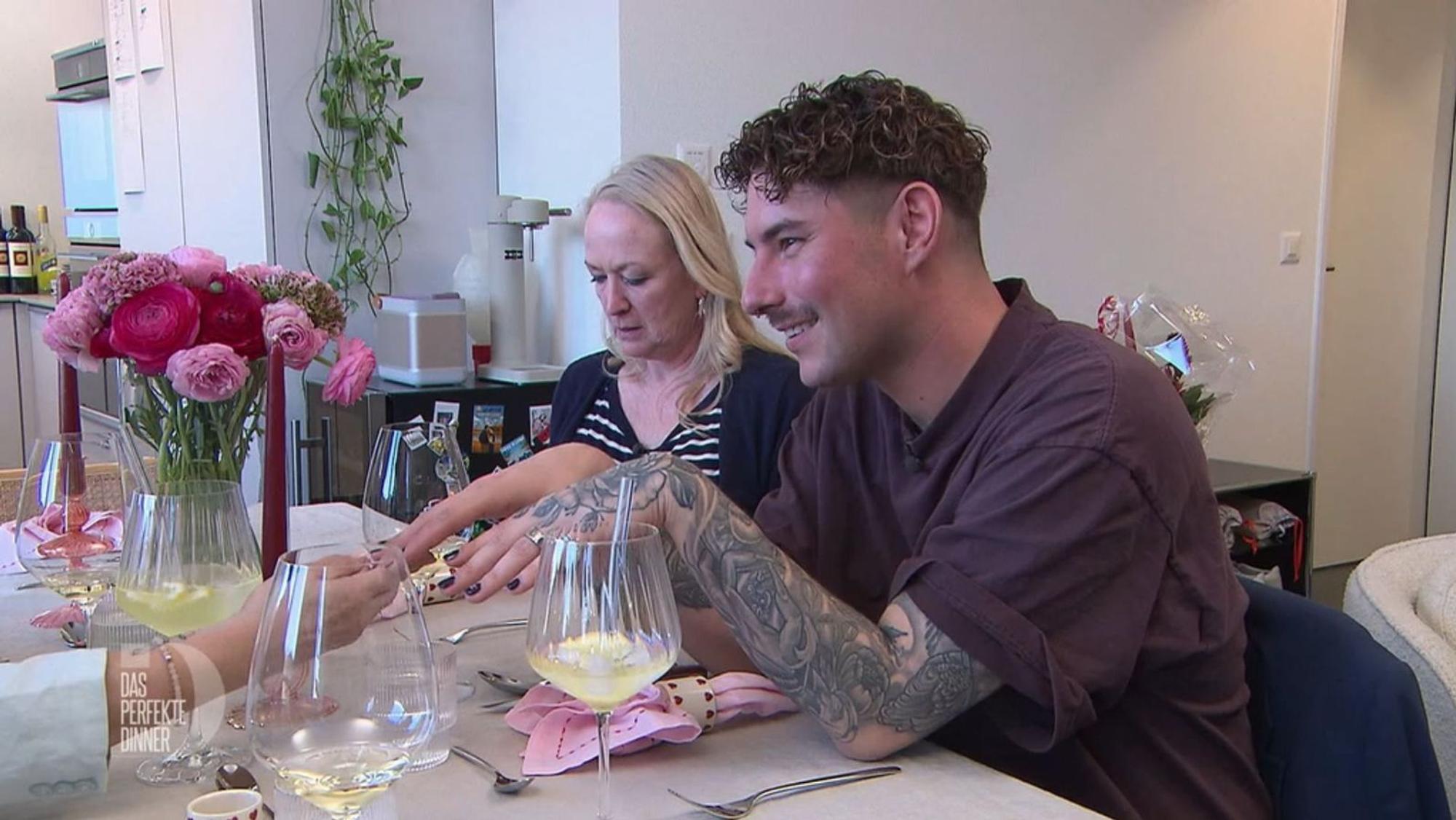 Kilians ausgefallenes Nageldesign wird zum Tischgespräch.
(Bild: RTL)