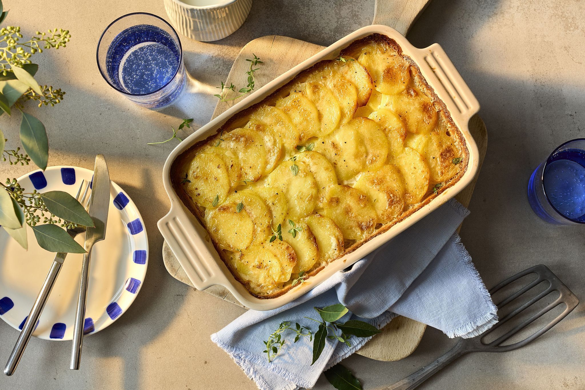 Gratin Dauphinois auf einem Tisch.