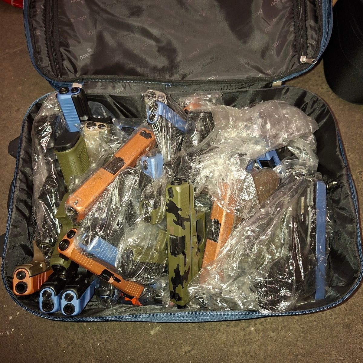 Ein Koffer mit sichergestellten Kurzwaffen