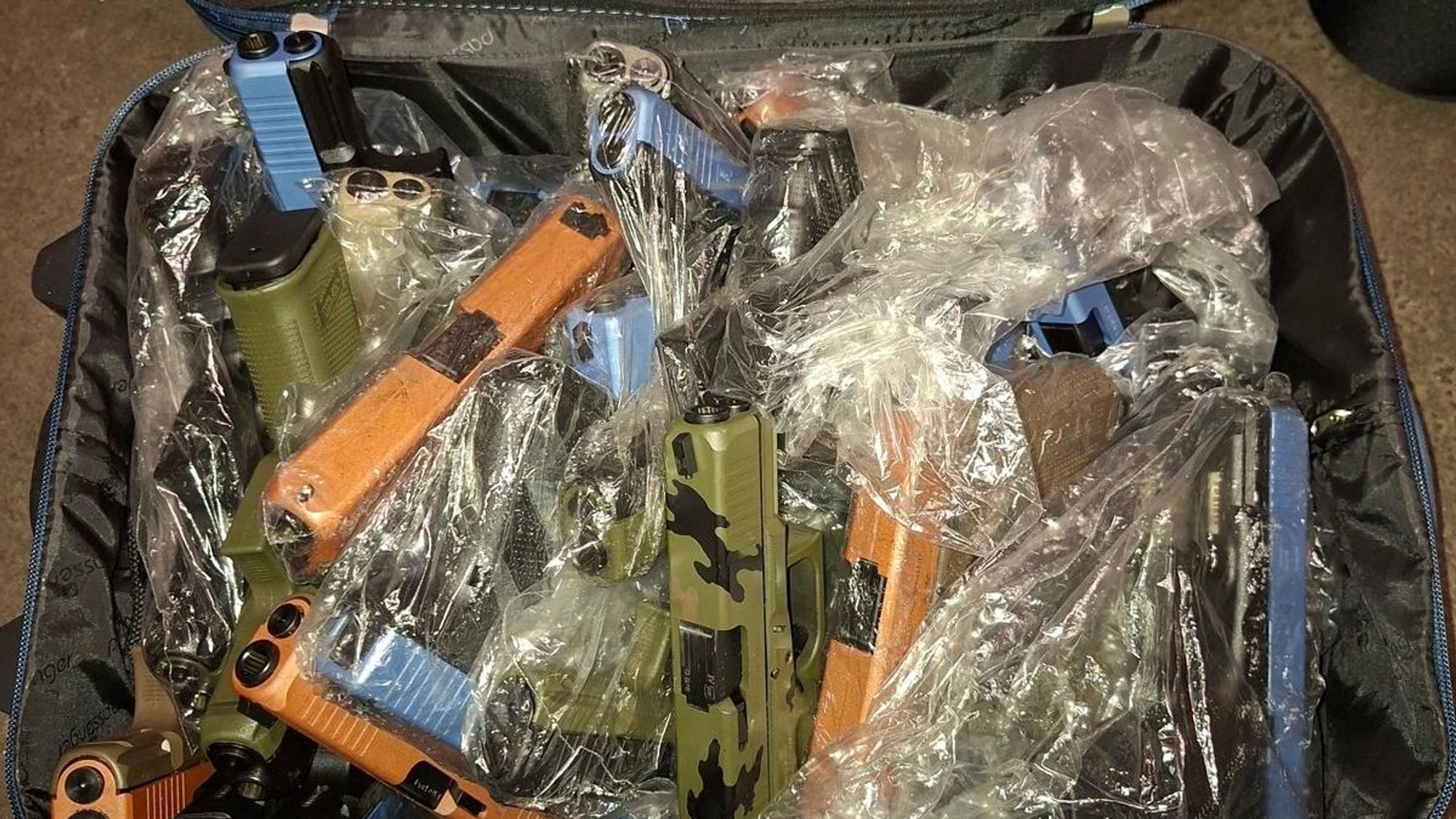 Ein Koffer mit sichergestellten Kurzwaffen
