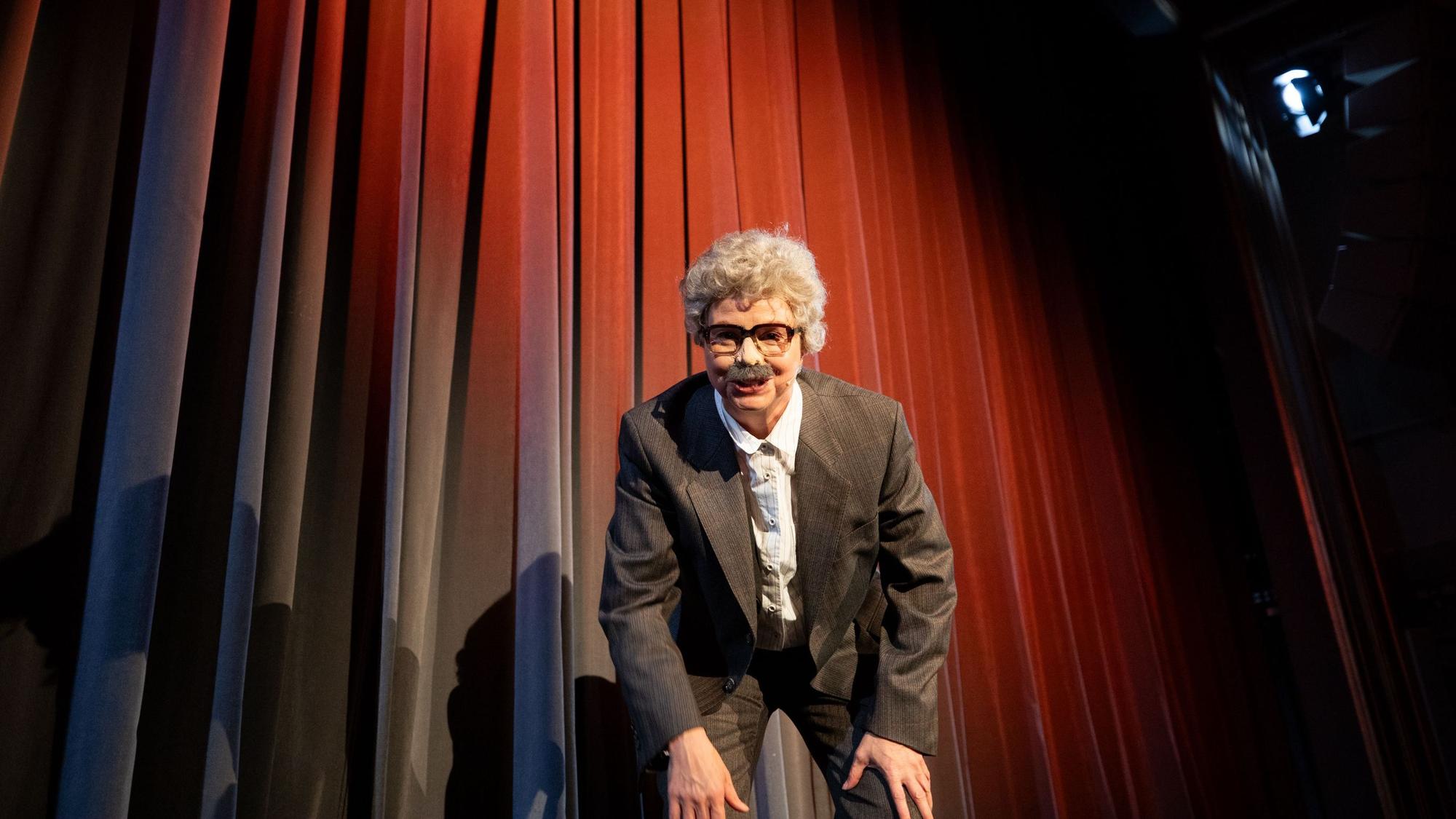 Schauspielerin Annette Frier in der Rolle von Willy Millowitsch