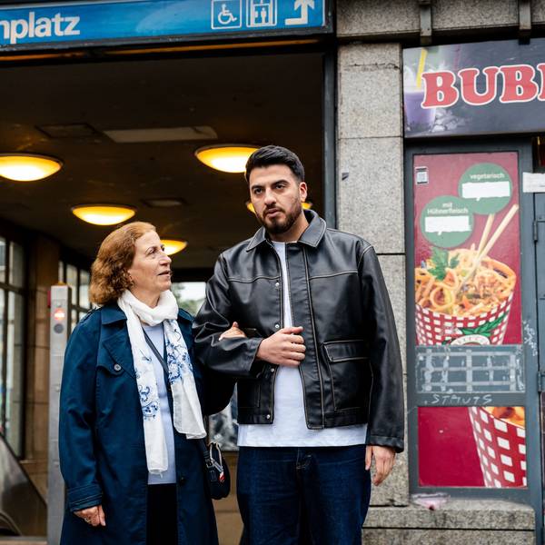 Tahsim Durgun mit seiner Tante Zeynep in Berlin, für die ARD-Dokuserie „Deutschland, ich küss dein Herz“