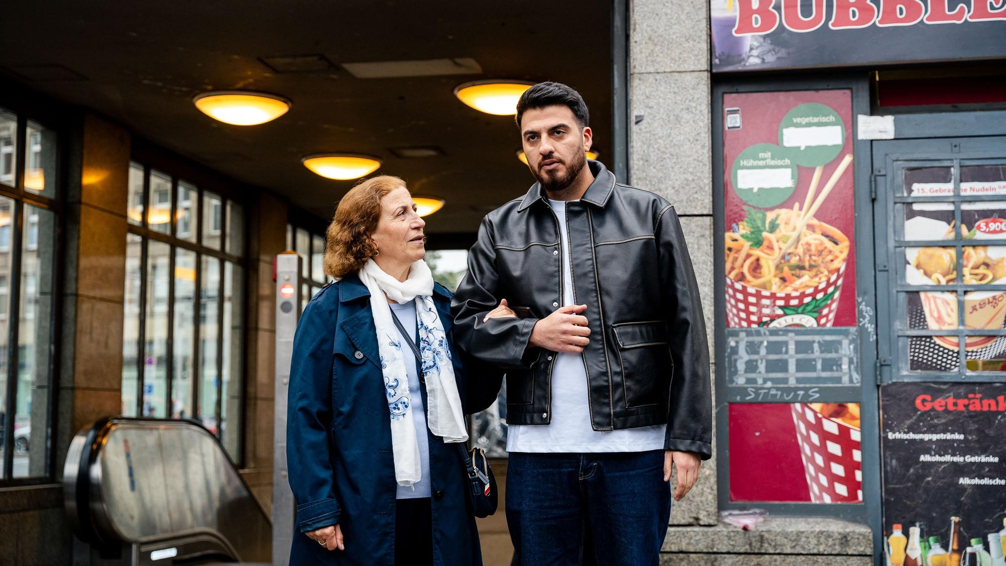 Tahsim Durgun mit seiner Tante Zeynep in Berlin, für die ARD-Dokuserie „Deutschland, ich küss dein Herz“