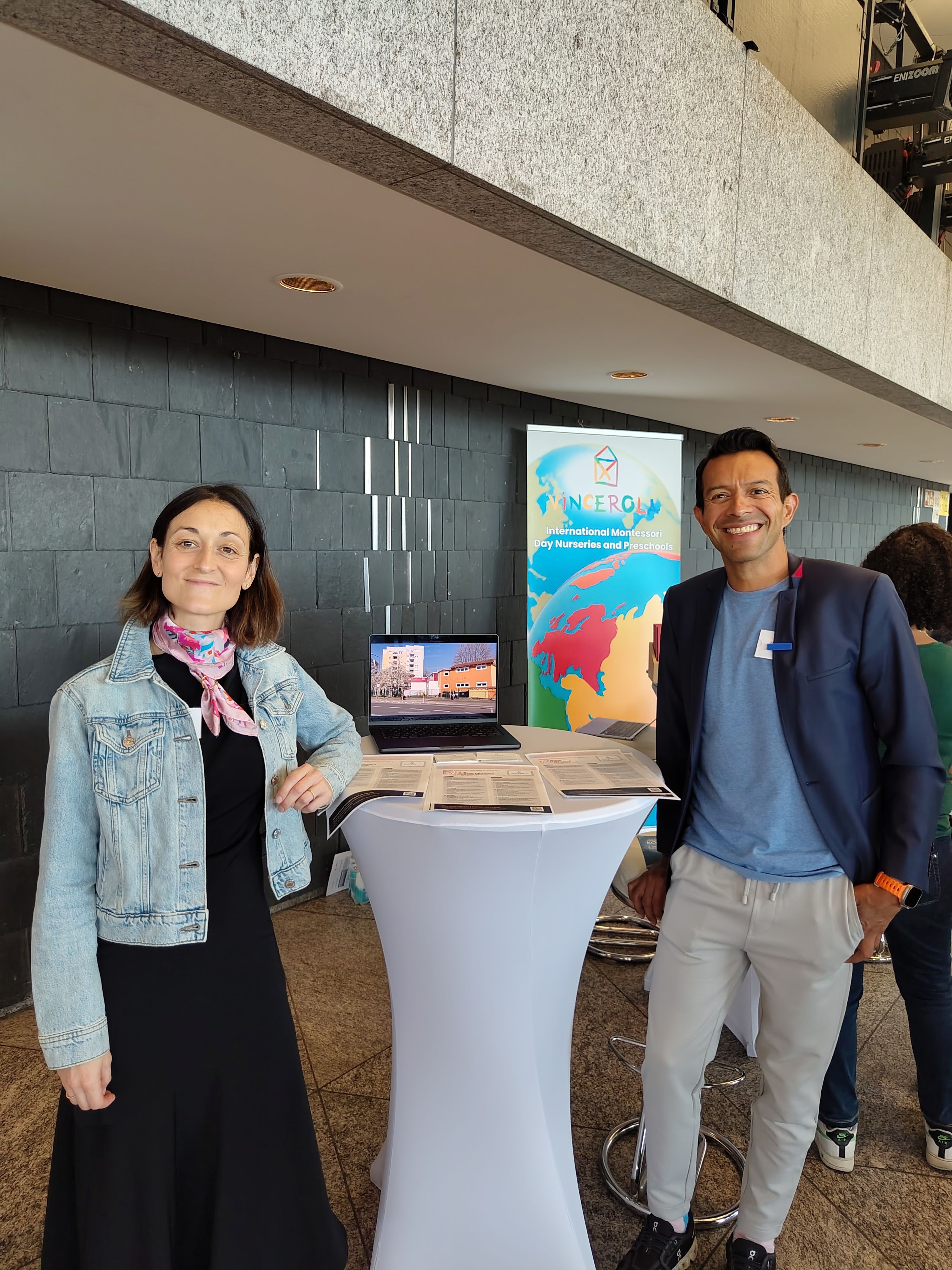 Miren González (l.) und Mervin Reyes vom Verein „Vincerola“, einem privaten Träger eines bilingualen Montessori-Kindergartens/-Vorschule mit Sitz in Köln.