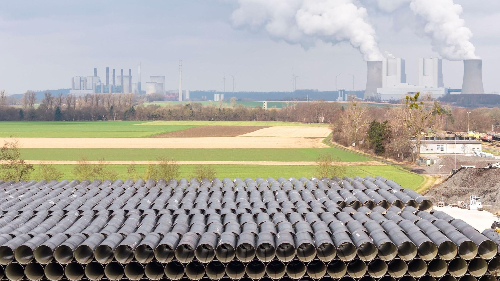 Am Kraftwerk Niederaußem lagern tausende Rohre für die Rheinwassertransportleitung, die nach und nach per Lkw zum Bauplatz transportiert werden.