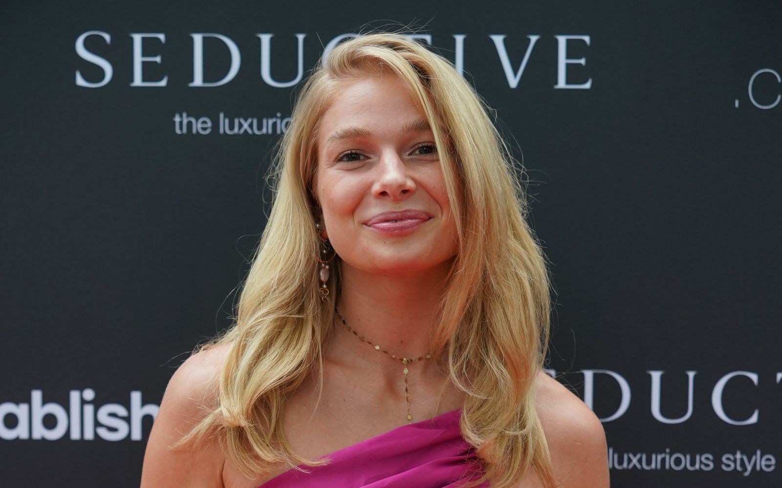 Bereits in den ersten Tagen auf ihrem umgebauten Hof hat Moderatorin Lola Weippert mit einer Pechsträhne zu kämpfen.  (Bild: 2023 Getty Images/Thomas Niedermueller)