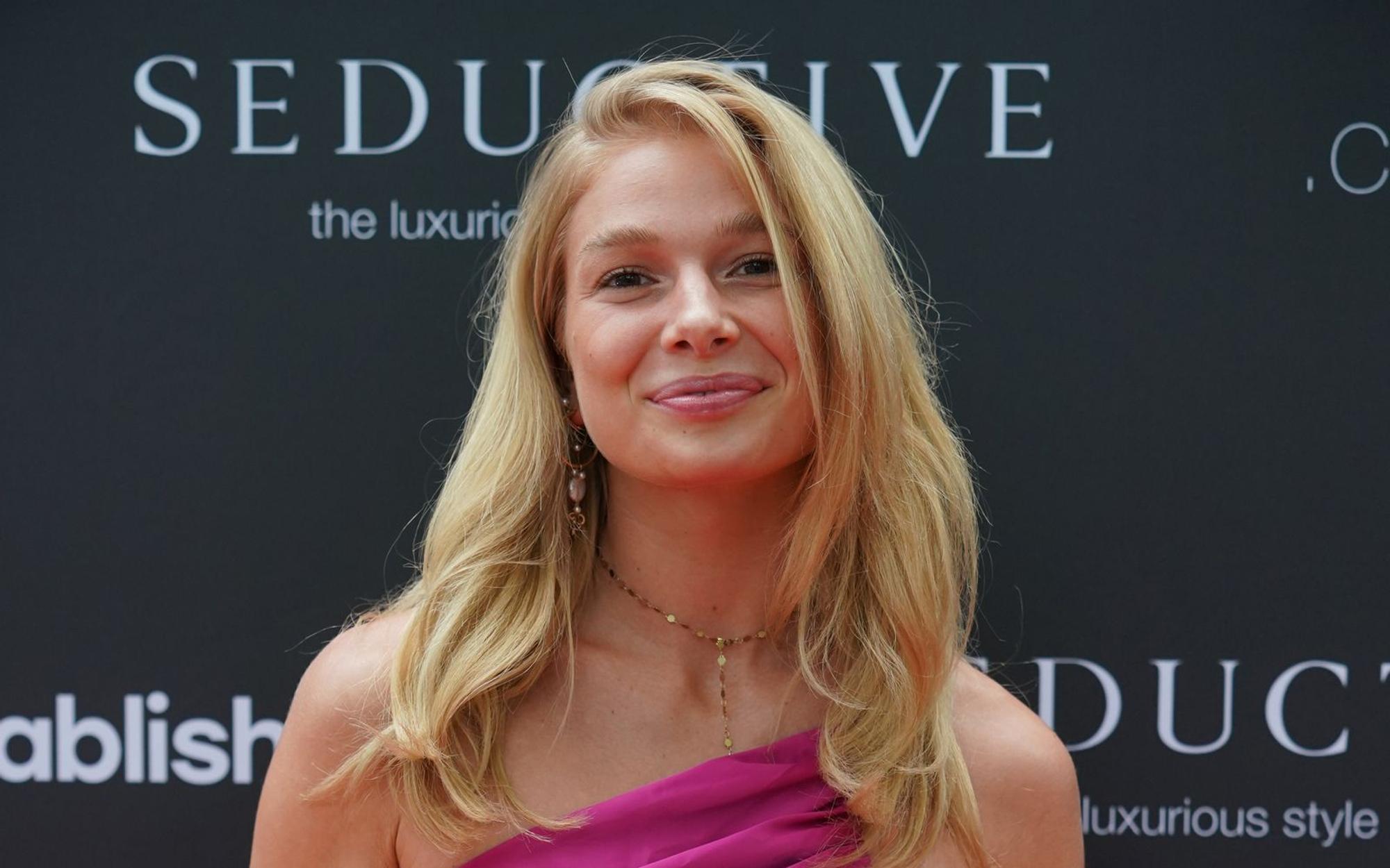 Bereits in den ersten Tagen auf ihrem umgebauten Hof hat Moderatorin Lola Weippert mit einer Pechsträhne zu kämpfen. (Bild: 2023 Getty Images/Thomas Niedermueller)