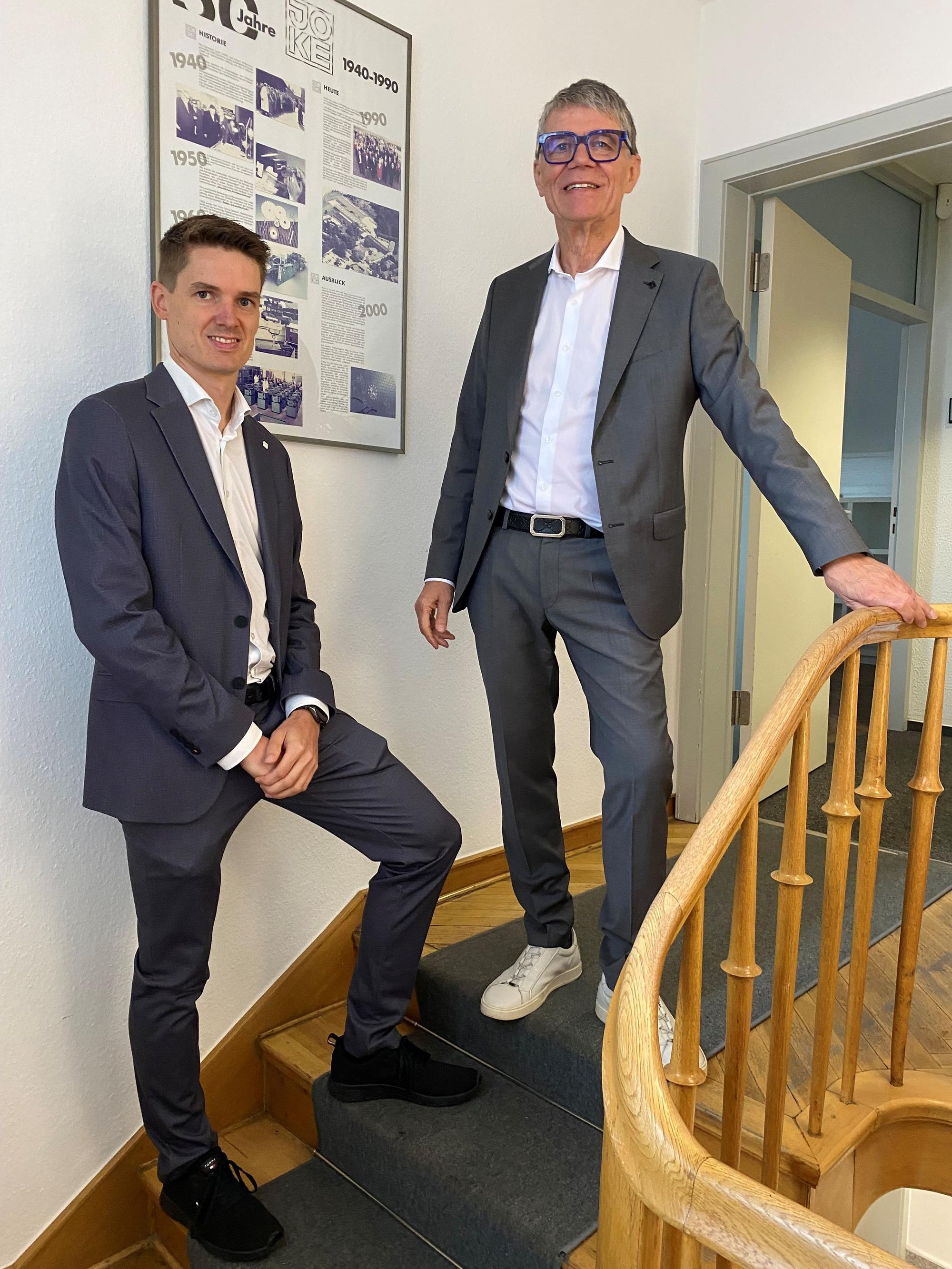 Udo Fielenbach und sein Sohn Alexander stehen auf einer Treppe.