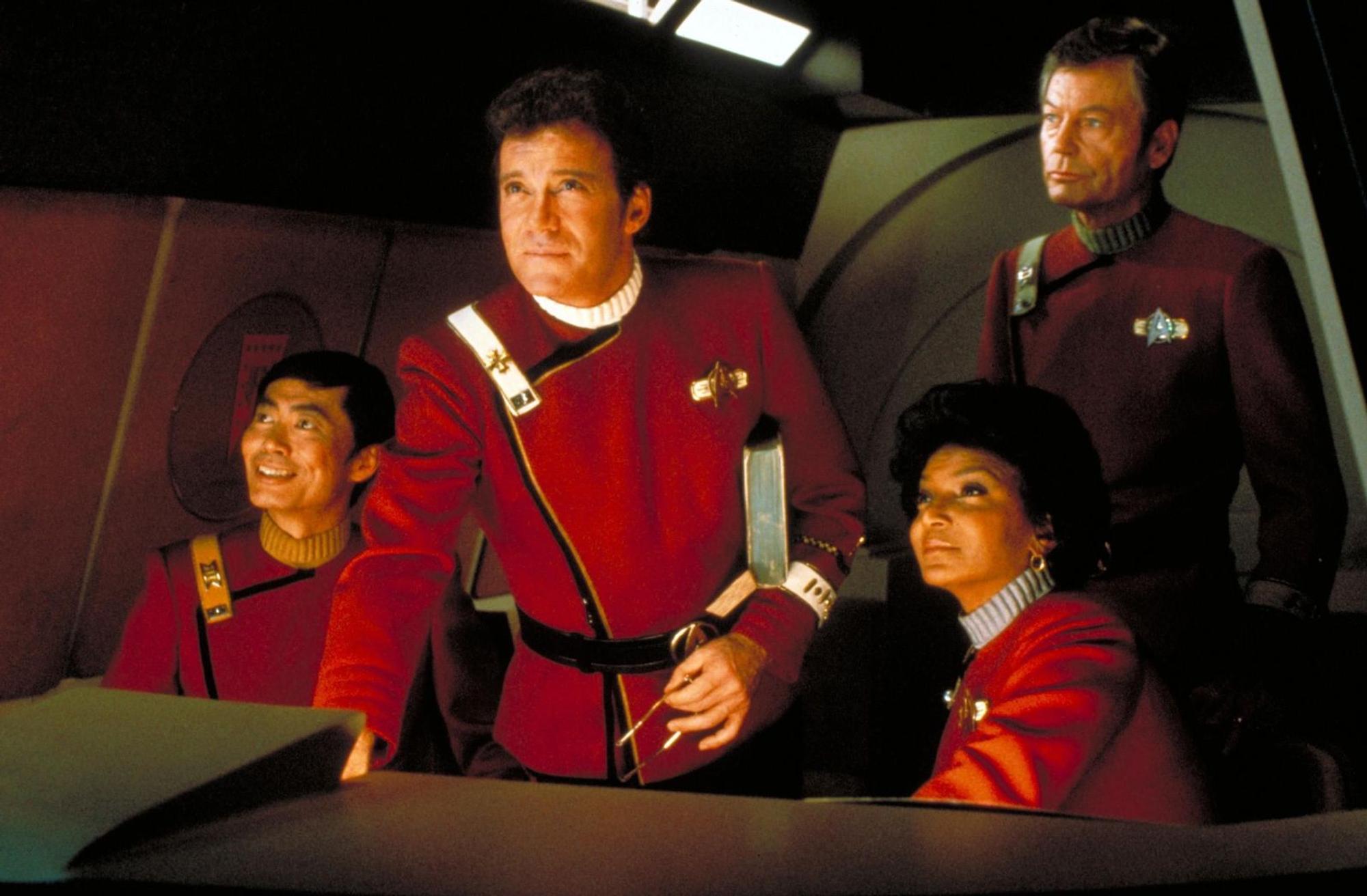 Admiral Kirk (William Shatner, zweiter von links) wird von seinem Erzrivalen Khan bedroht. (Bild: Paramount Pictures)