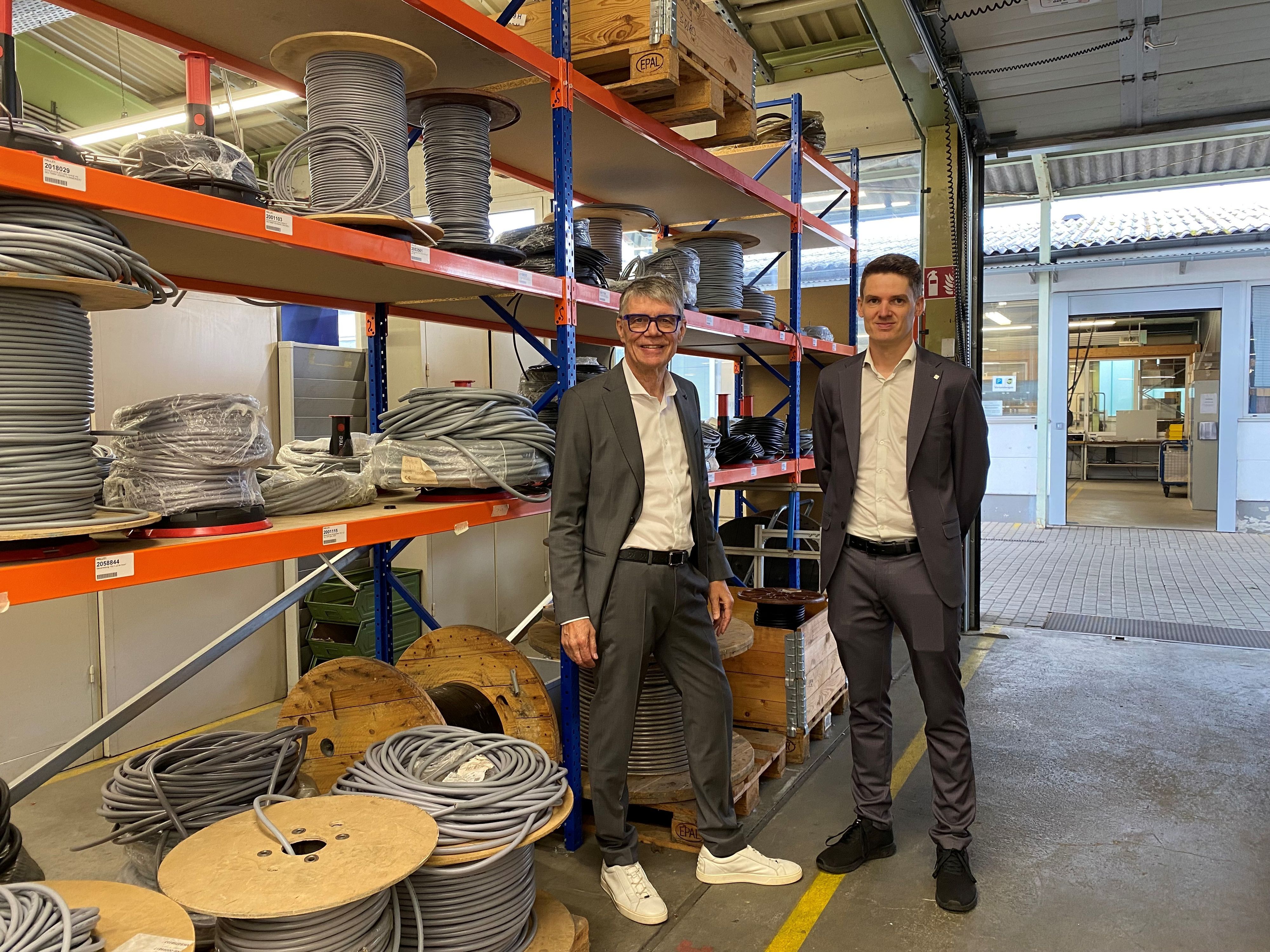 Udo Fielenbach (Senior) und sein Sohn Alexander Fielenbach (Junior) im Lager von Joke.