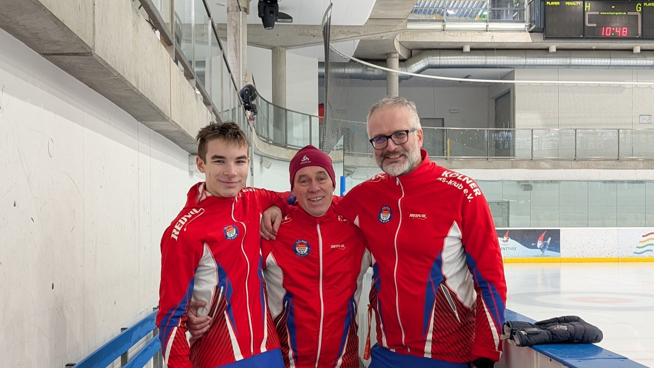 Dominik Schauerte, Erik van Zantvoort (Trainer Eisschnelllauf) und Christian Schauerte im Eisstadion Lentpark