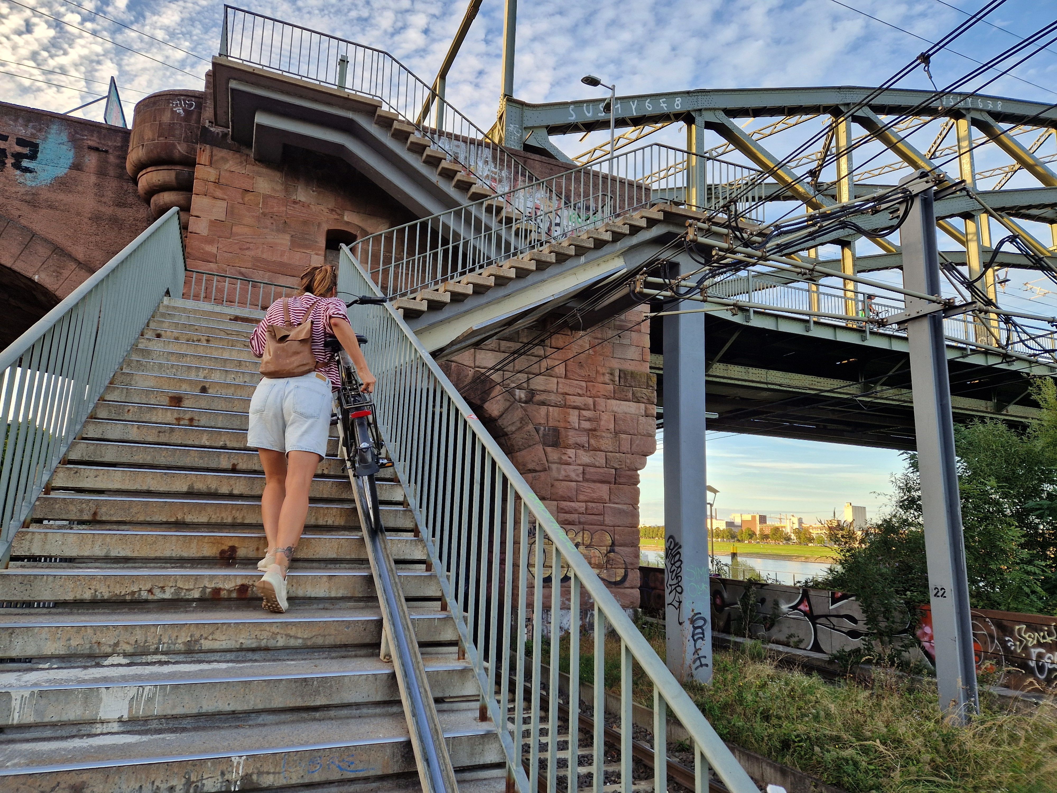 Für Radfahrer ist es mühsam, auf die Südbrücke hoch- und auch wieder runterzukommen.