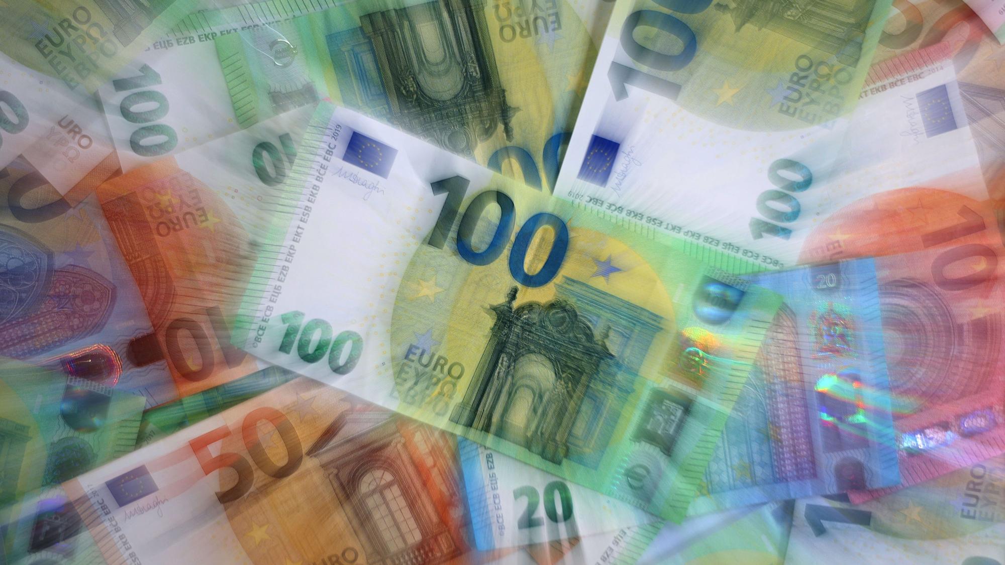Auf dem Bild sind viele Banknoten zu sehen. (Symbolbils)