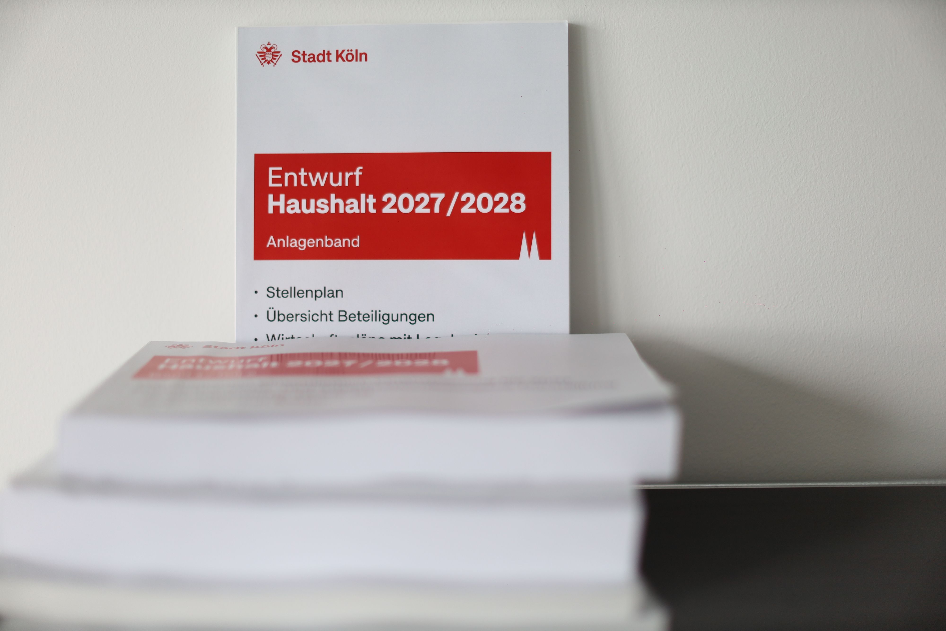 Der ausgedruckte Entwurf für den Haushalt 2027/2028 der Stadt Köln.