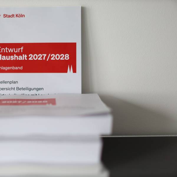 Der ausgedruckte Entwurf für den Haushalt 2027/2028 der Stadt Köln.