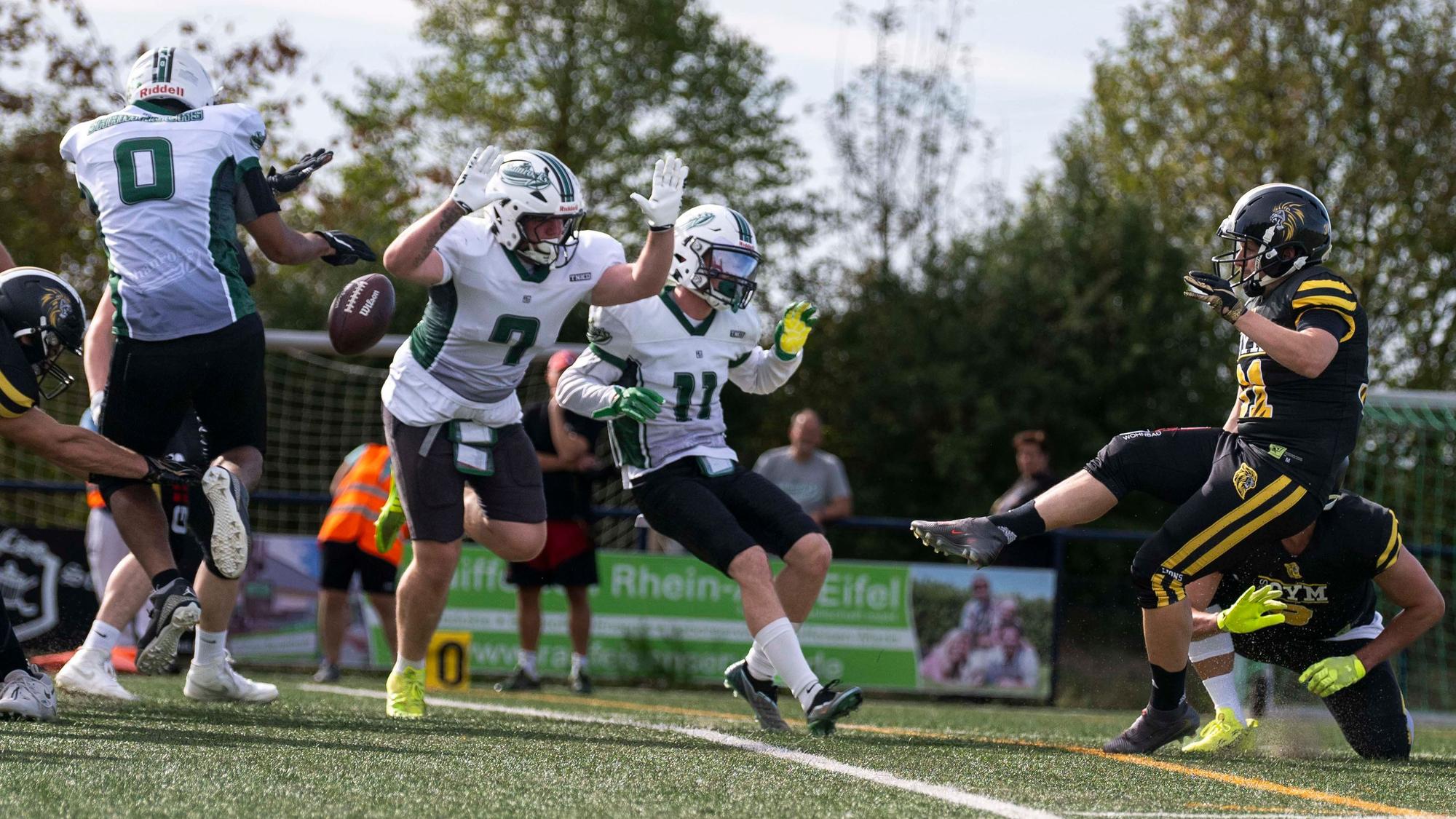Der Ball des Kickers wird von der Defensive abgefangen.