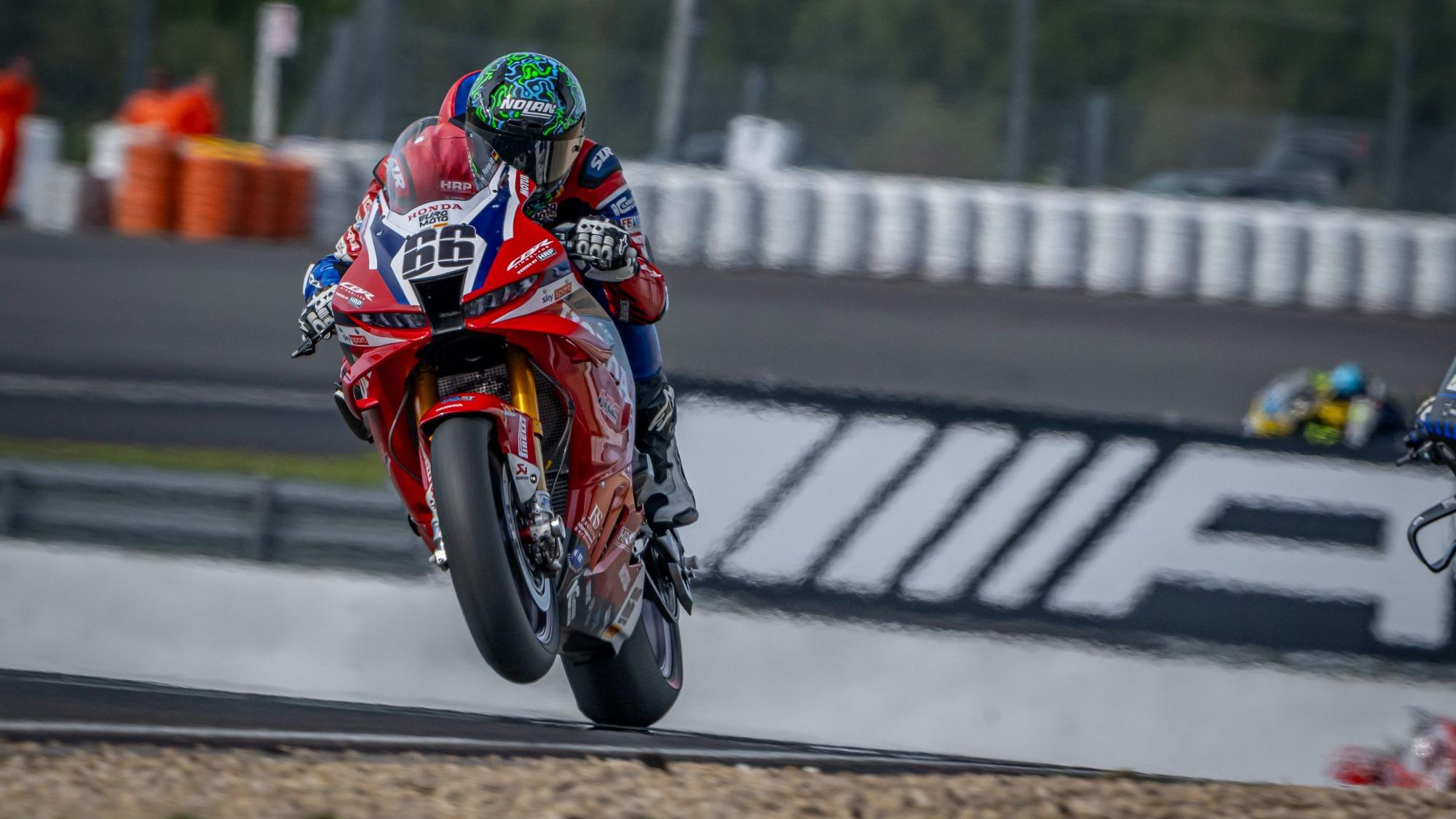 Motorradrennfahrer Florian Alt in Aktion.