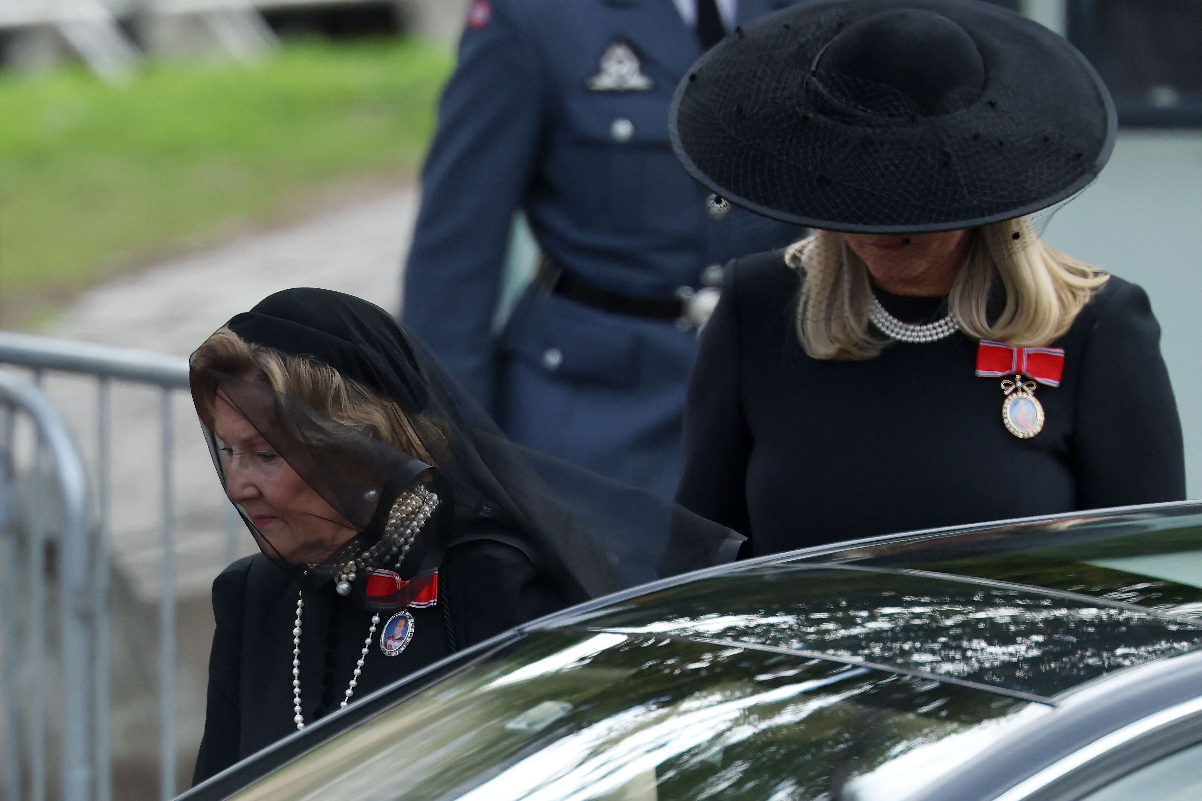 Königin Sonja und Königin Mette-Marit von Norwegen treffen zur Trauerfeier für den verstorbenen König Harald V. vor der Kathedrale in Oslo ein.