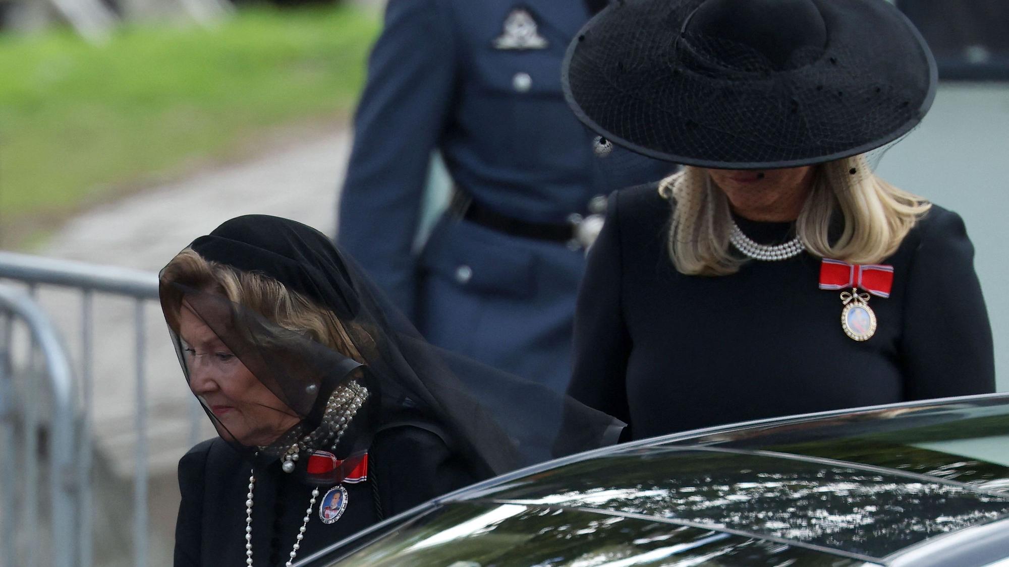 Königin Sonja und Königin Mette-Marit von Norwegen treffen zur Trauerfeier für den verstorbenen König Harald V. vor der Kathedrale in Oslo ein.