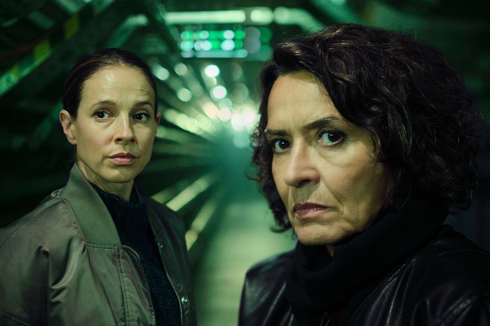Lena Odenthal (Ulrike Folkerts) und Johanna Stern (Lisa Bitter) ermitteln im „Tatort: Explosive Mischung“ während einer Ludwigshafener Nacht. Schauplatz ist ein Problemviertel, in dem die Autorität der Polizei wenig Gewicht zu haben scheint. (Bild: © SWR/Benoît Linder)