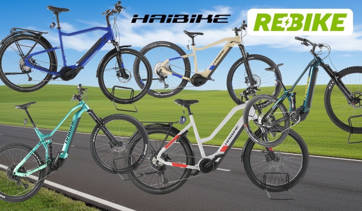 Haibike E-Bikes verschiedener Modelle und Farben vor einer Landstraße mit blauem Himmel. Logos von Rebike und Haibike.