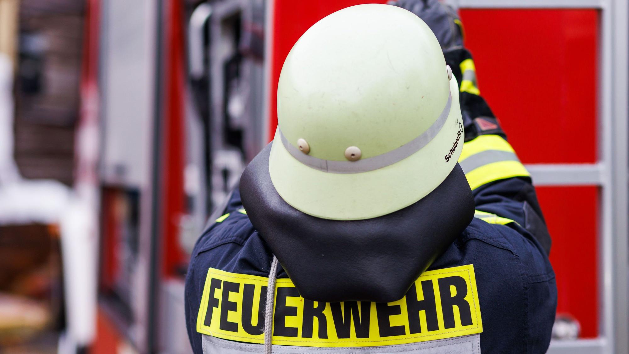 Ein Feuerwehrmann während einer Einsatzübung. (Archivbild)