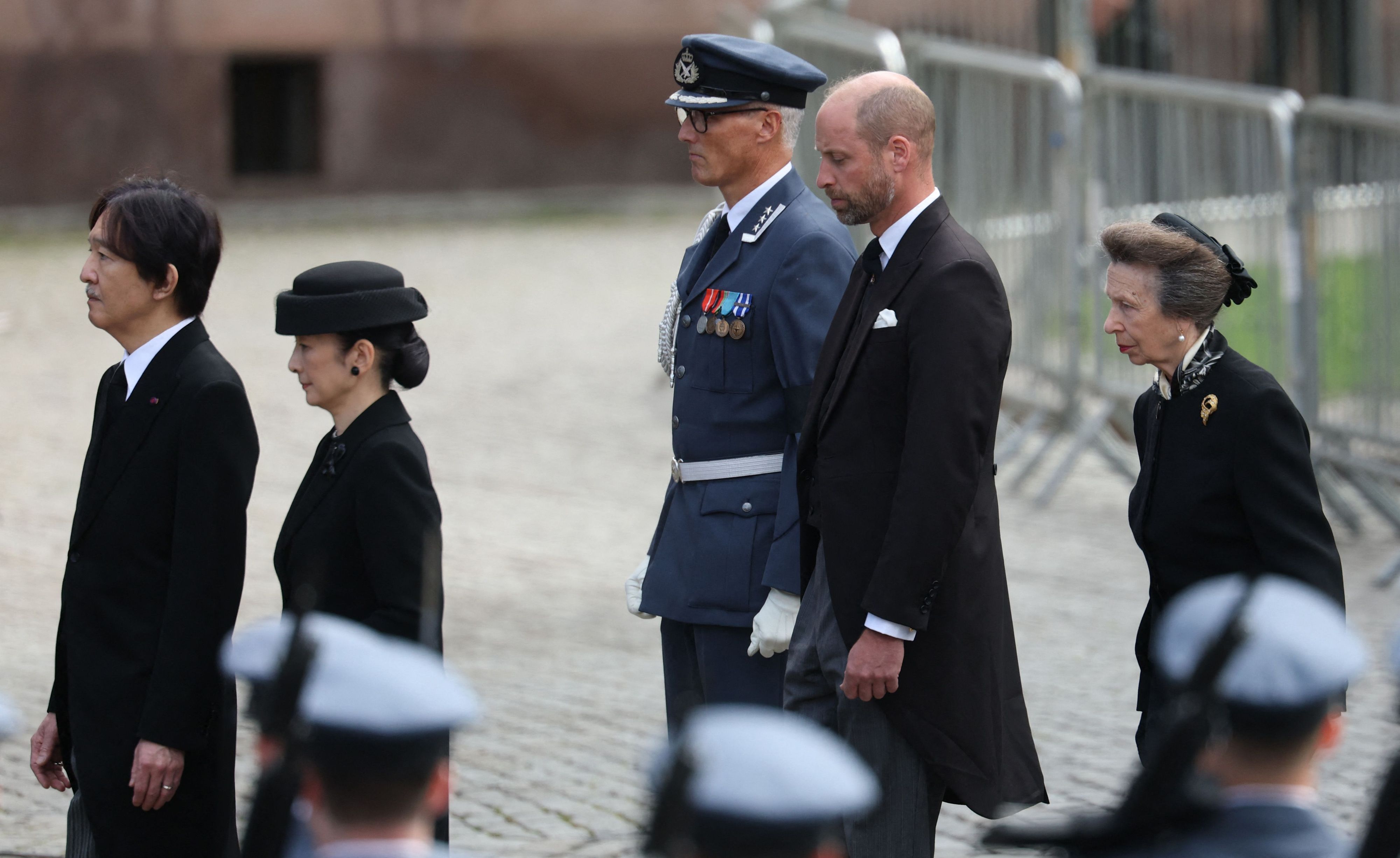Gemeinsam mit dem japanischen Kronprinzenpaar Fumihito und Kiko trafen Prinz William und Prinzessin Anne nach dem Trauerzug vom Schloss an der Osloer Domkirche ein, um König Harald V. vor seiner Beisetzung in der Gruft der Festung Akershus das letzte Geleit zu geben.