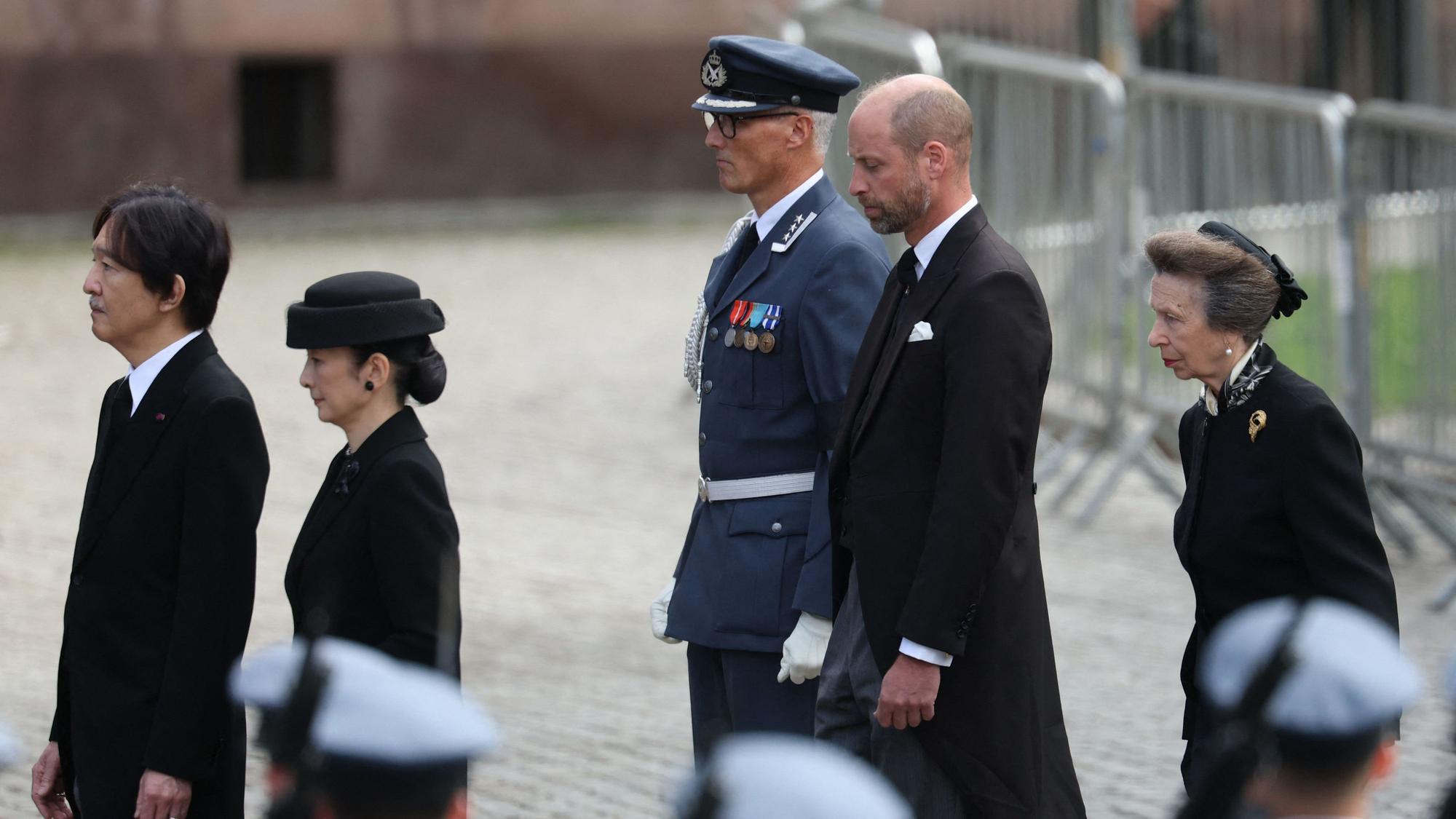 Gemeinsam mit dem japanischen Kronprinzenpaar Fumihito und Kiko trafen Prinz William und Prinzessin Anne nach dem Trauerzug vom Schloss an der Osloer Domkirche ein, um König Harald V. vor seiner Beisetzung in der Gruft der Festung Akershus das letzte Geleit zu geben.