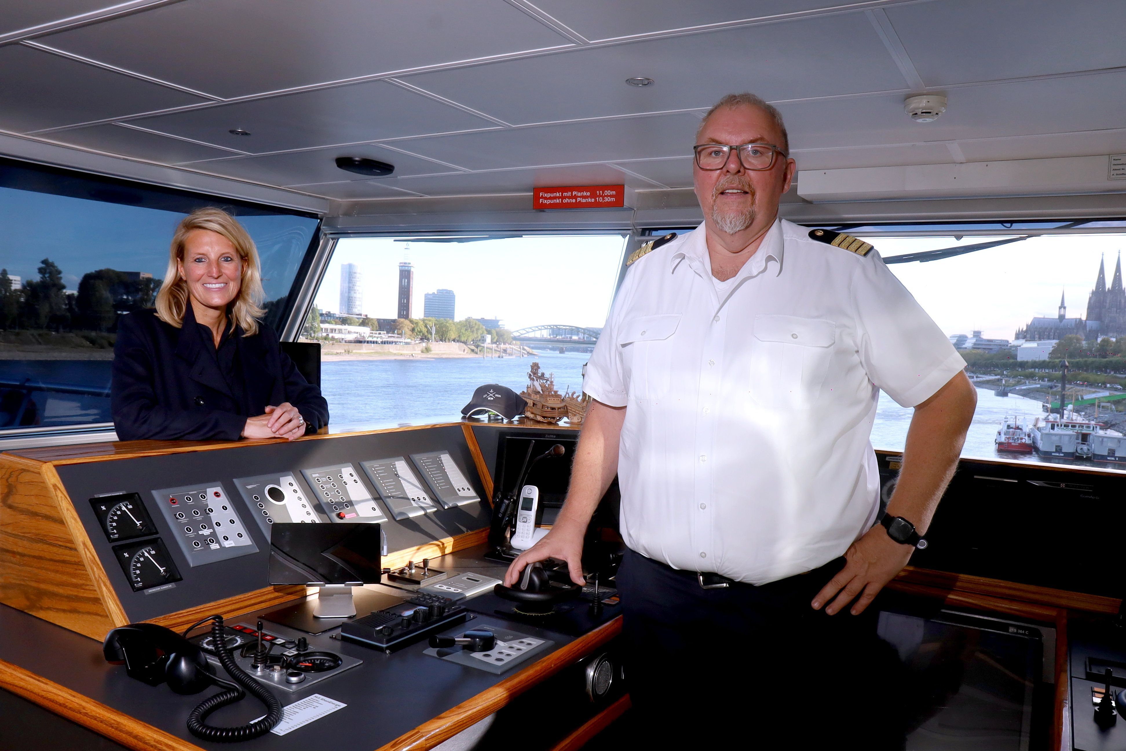 Wegen des Niedrigwasser im Rhein ist die Schifffahrt stark eingeschränkt. Wir sprachen auf der Brücke der der Rhein-Magie mit Kapitän Marc D'Avis und KD-Chefin Nina Luig.