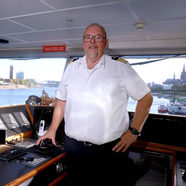 Wegen des Niedrigwasser im Rhein ist die Schifffahrt stark eingeschränkt. Wir sprachen auf der Brücke der der Rhein-Magie mit Kapitän Marc D'Avis und KD-Chefin Nina Luig.