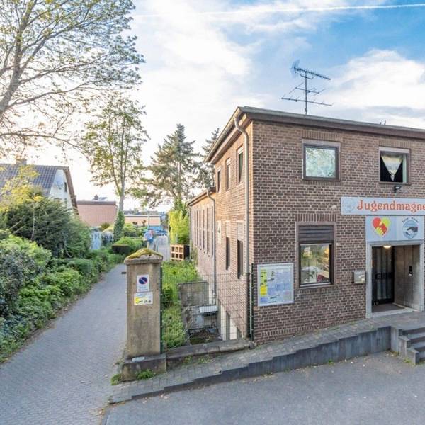 Auf dem Bild ist ein Backsteingebäude zu sehen.