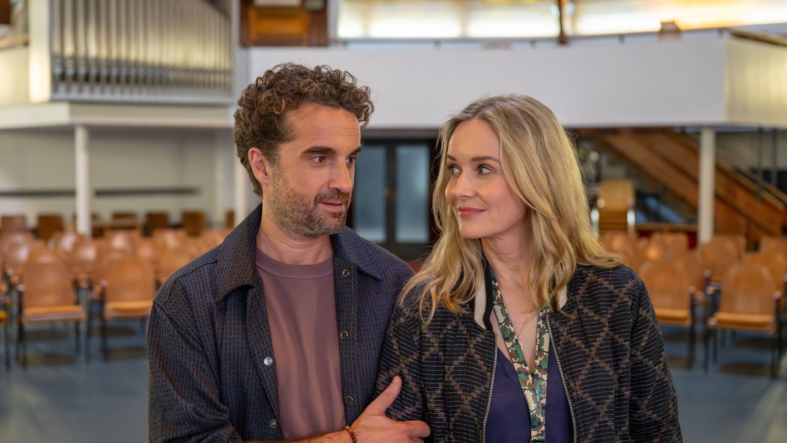 In der ZDF-Komödienreihe „Die Bachmanns“ verkörpert Stefanie Stappenbeck die getrennt erziehende Miriam. Gemeinsam mit ihrem Ex Markus (Oliver Wnuk) muss sie sich den Herausforderungen des Patchwork-Alltags stellen. Teil drei ist bereits abgedreht. (Bild: ZDF/Marc Meyerbröker)