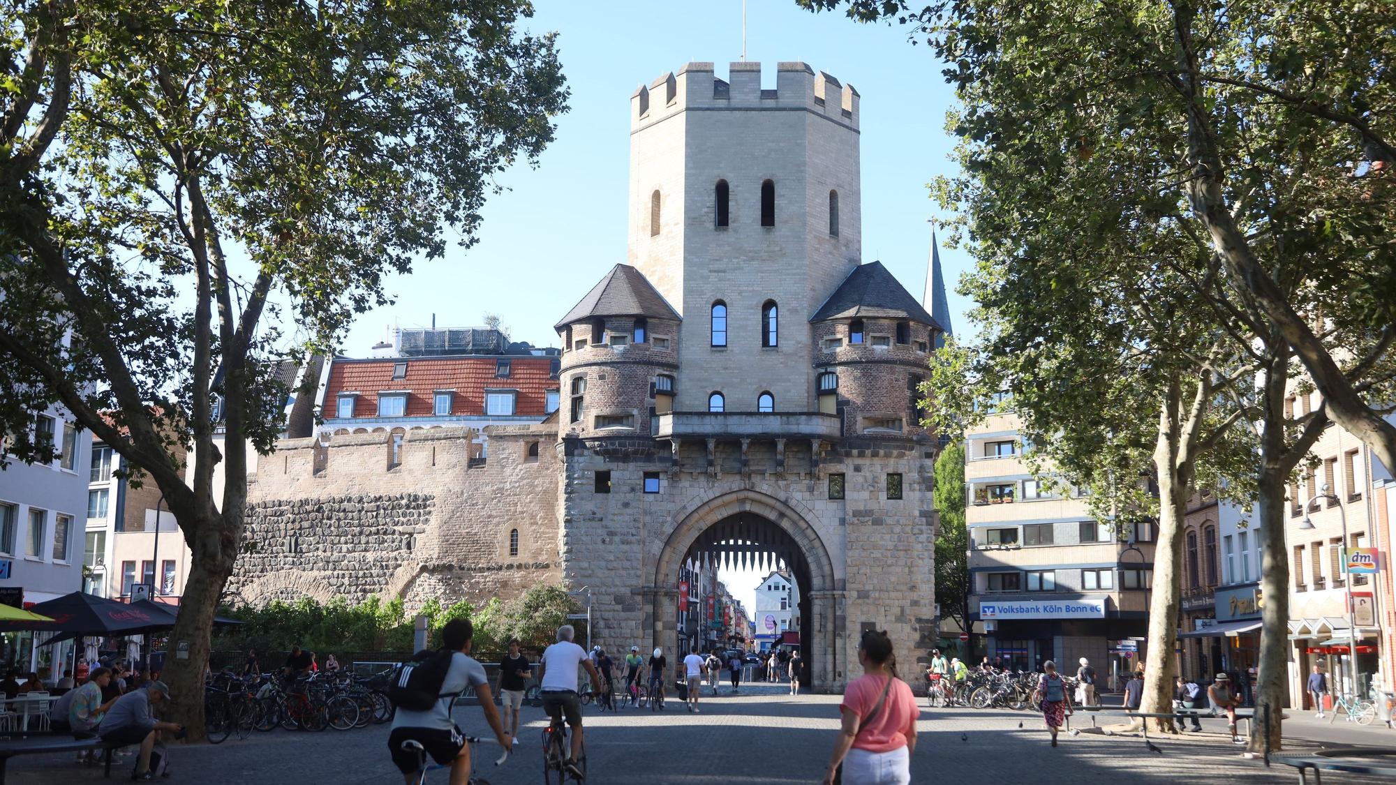 Der Chlodwigplatz mit der Severinstorburg